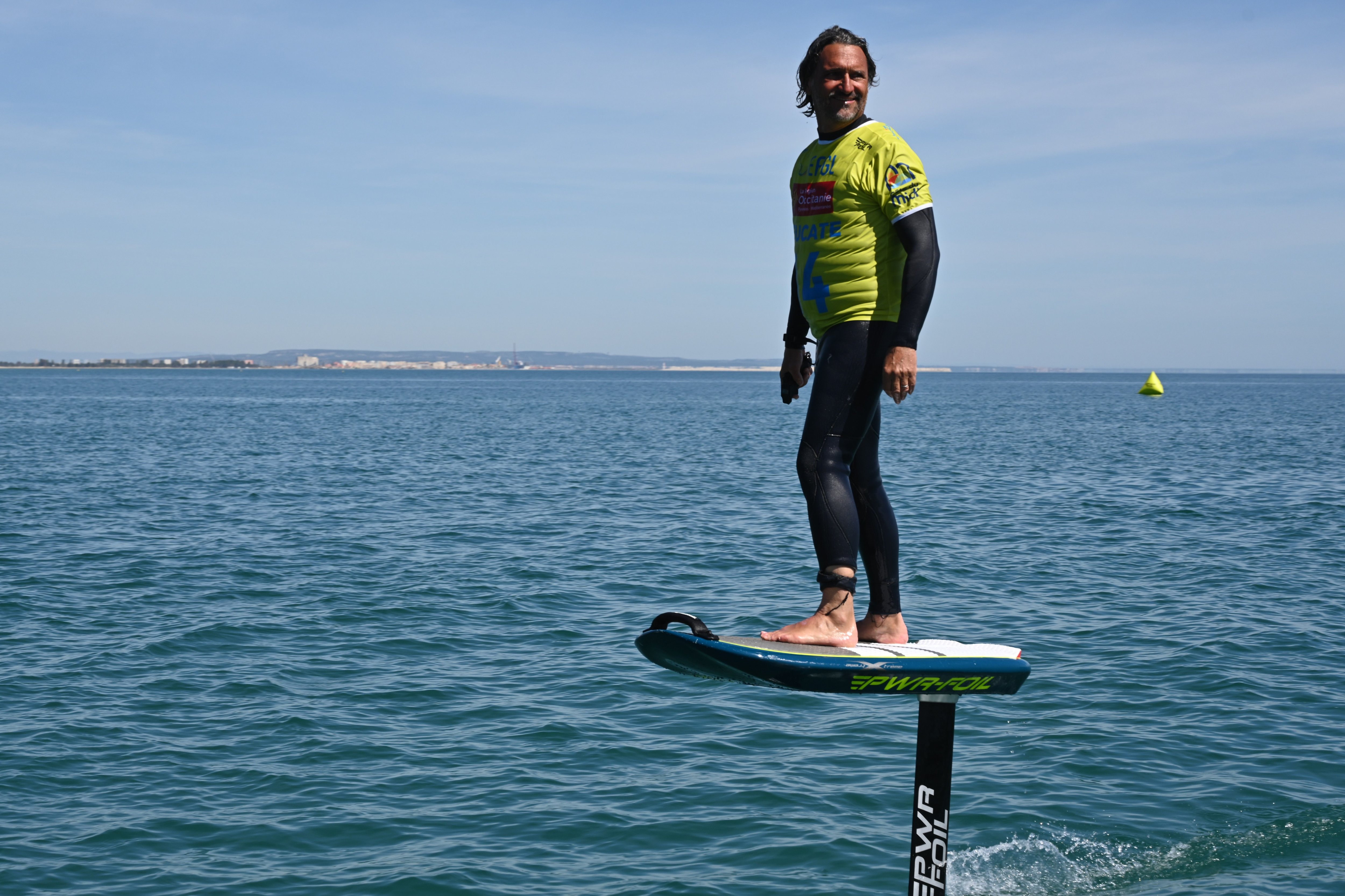 Le catalan Christophe Defrance, fondateur de PWR-FOIL, en démonstration d'agilité sur un surf volant électrique lors du Mondial du vent 2024 à Leucate-La Franqui (Aude) du 7 au 14 avril dernier. LP/Christian Goutorbe