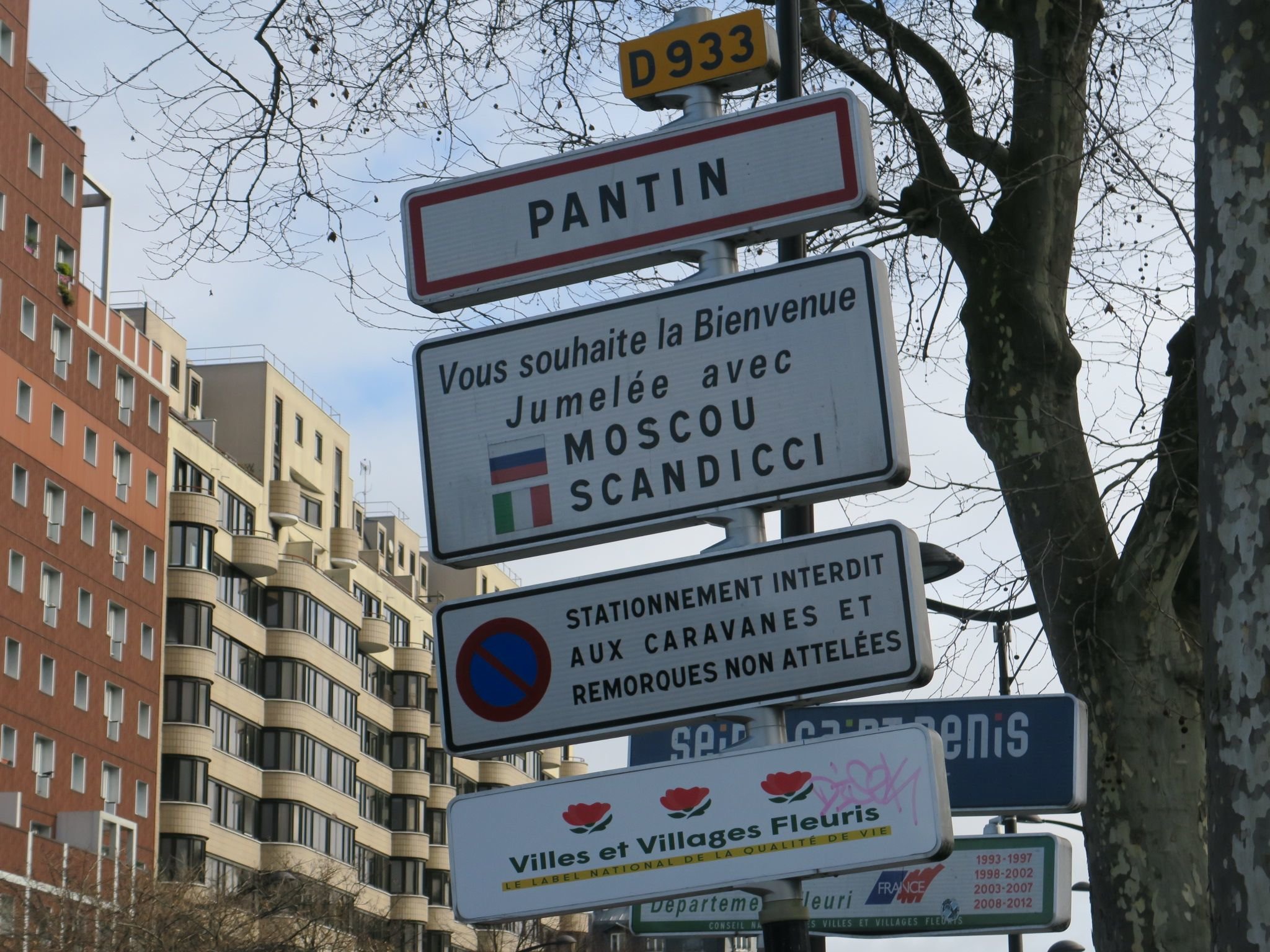 Pantin (Seine-Saint-Denis), ce vendredi 23 février 2024. Le drapeau russe figure toujours sur les panneaux à l'entrée de la ville, bien que le jumelage ait été suspendu depuis 2022. LP/Anthony Lieures