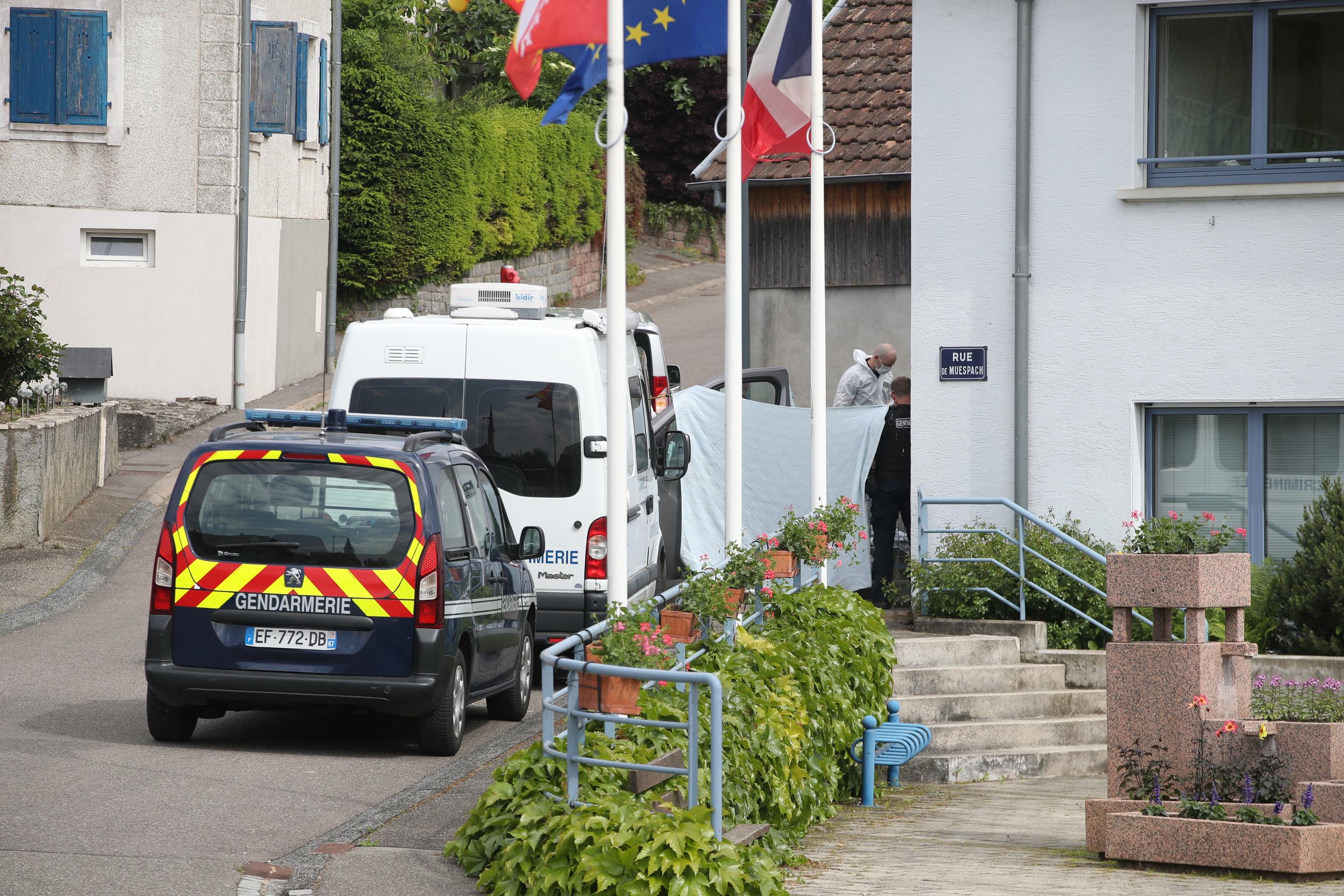 Alertés par la fille d’une des victimes, secours et enquêteurs ont fait la macabre découverte à Roppentzwiller (Haut-Rhin), jeudi 25 mai. PhotoPQR/L'Alsace/Vincent Voegtlin