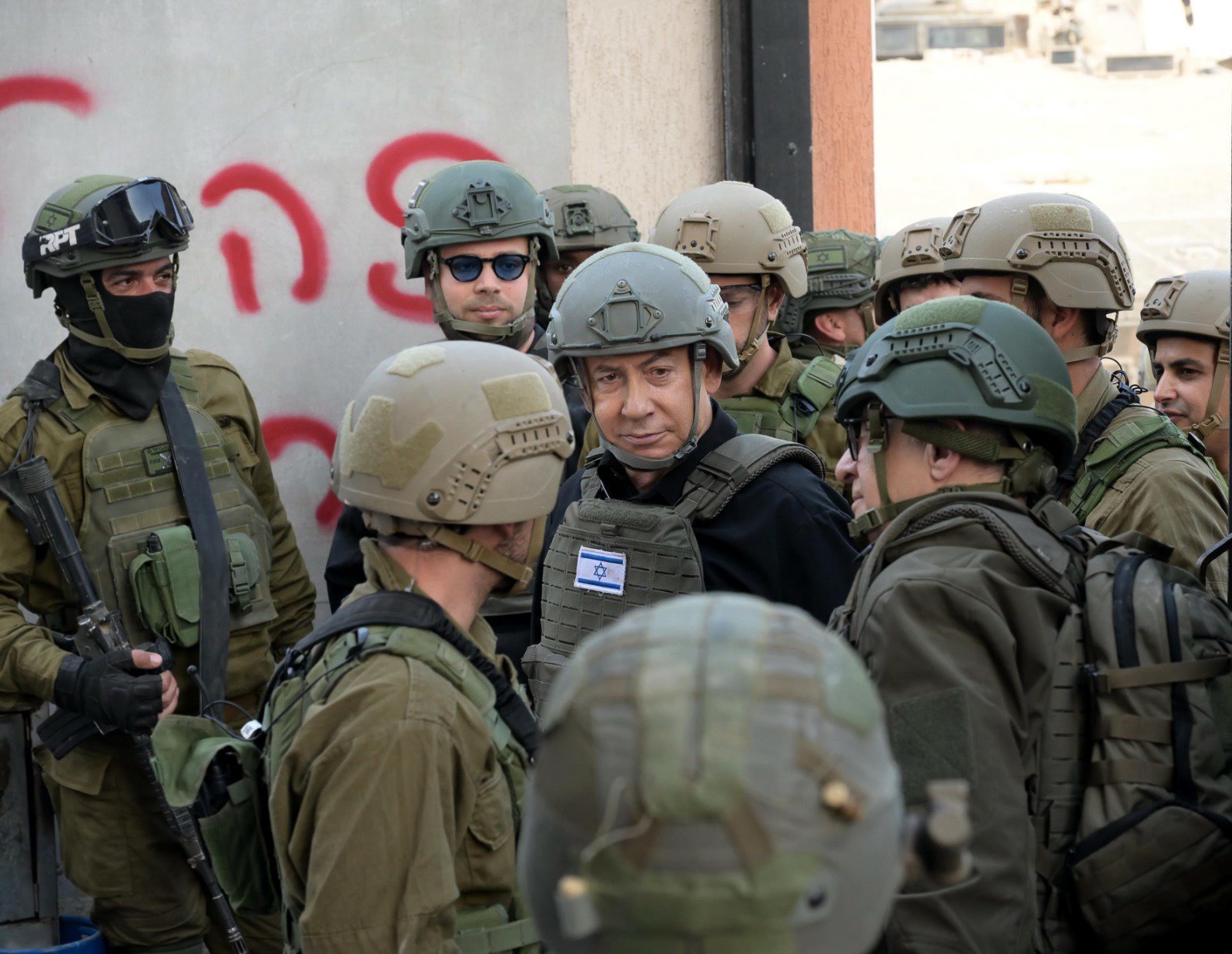 Benyamin Netanyahou (ici en visite dans le nord de la bande de Gaza, en décembre dernier) est pressé de réagir avec force par les « faucons » de son gouvernement. ZumaPress/MaxPPP/Israel Gpo/Avi Ohayon