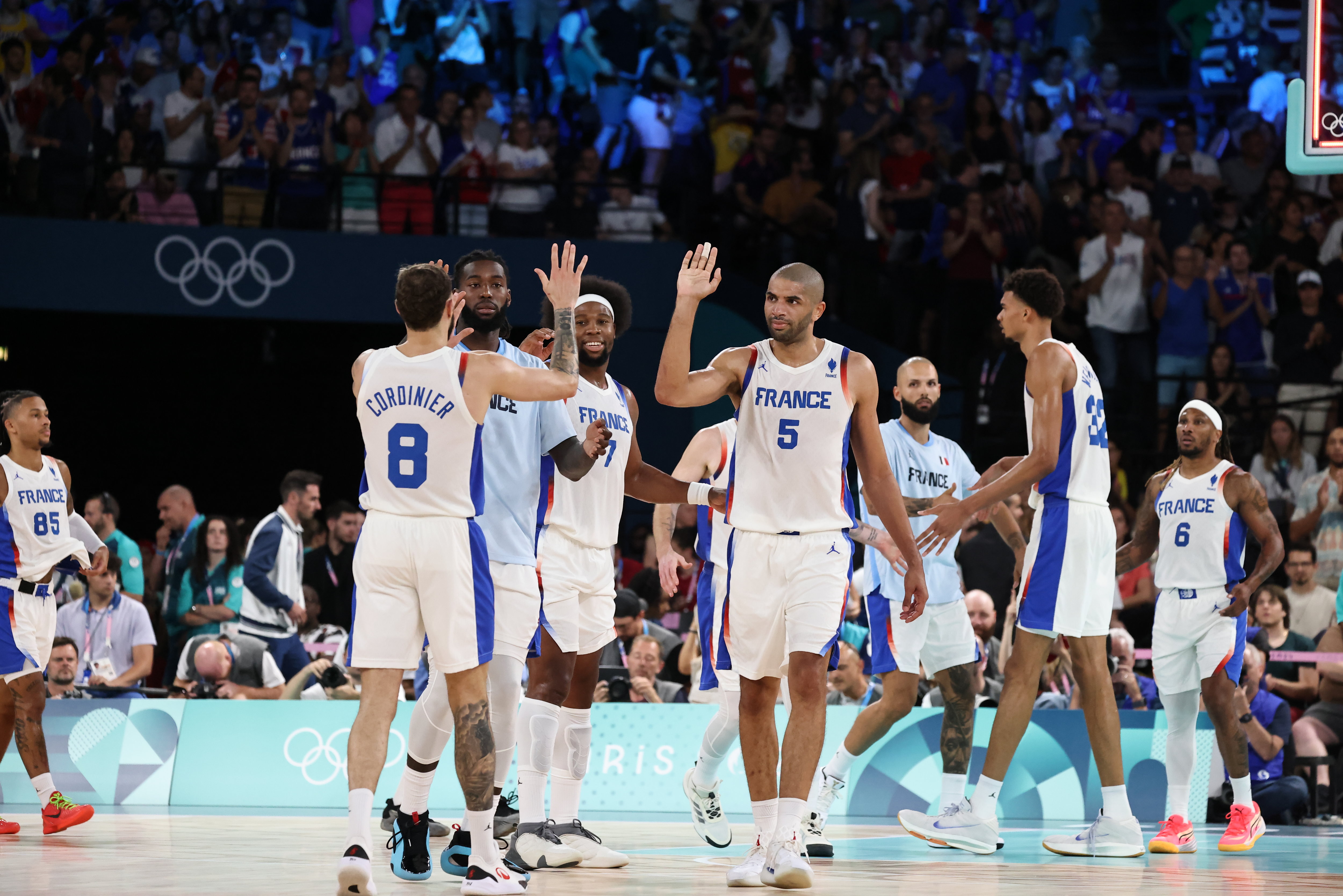 Nicolas Batum, Isaïa Cordinier (de dos) et leurs partenaires de l'équipe de France de basket disputent ce samedi 10 août la finale des Jeux face à l'armada américaine. LP/Fred Dugit