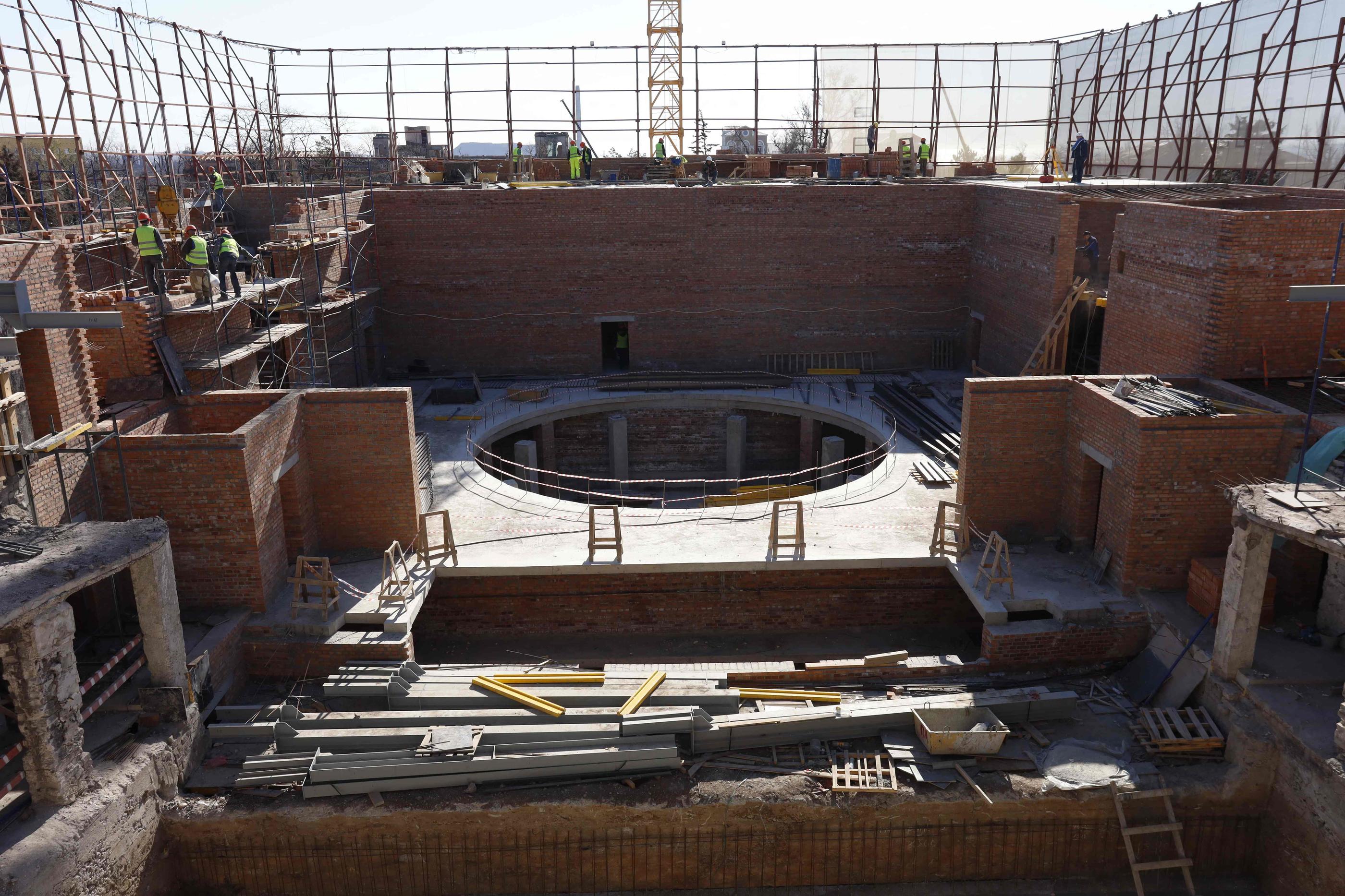 Ce 4 avril, des ouvriers du bâtiment reconstruisent le théâtre de Marioupol, sous contrôle russe. AFP/2024.STRINGER