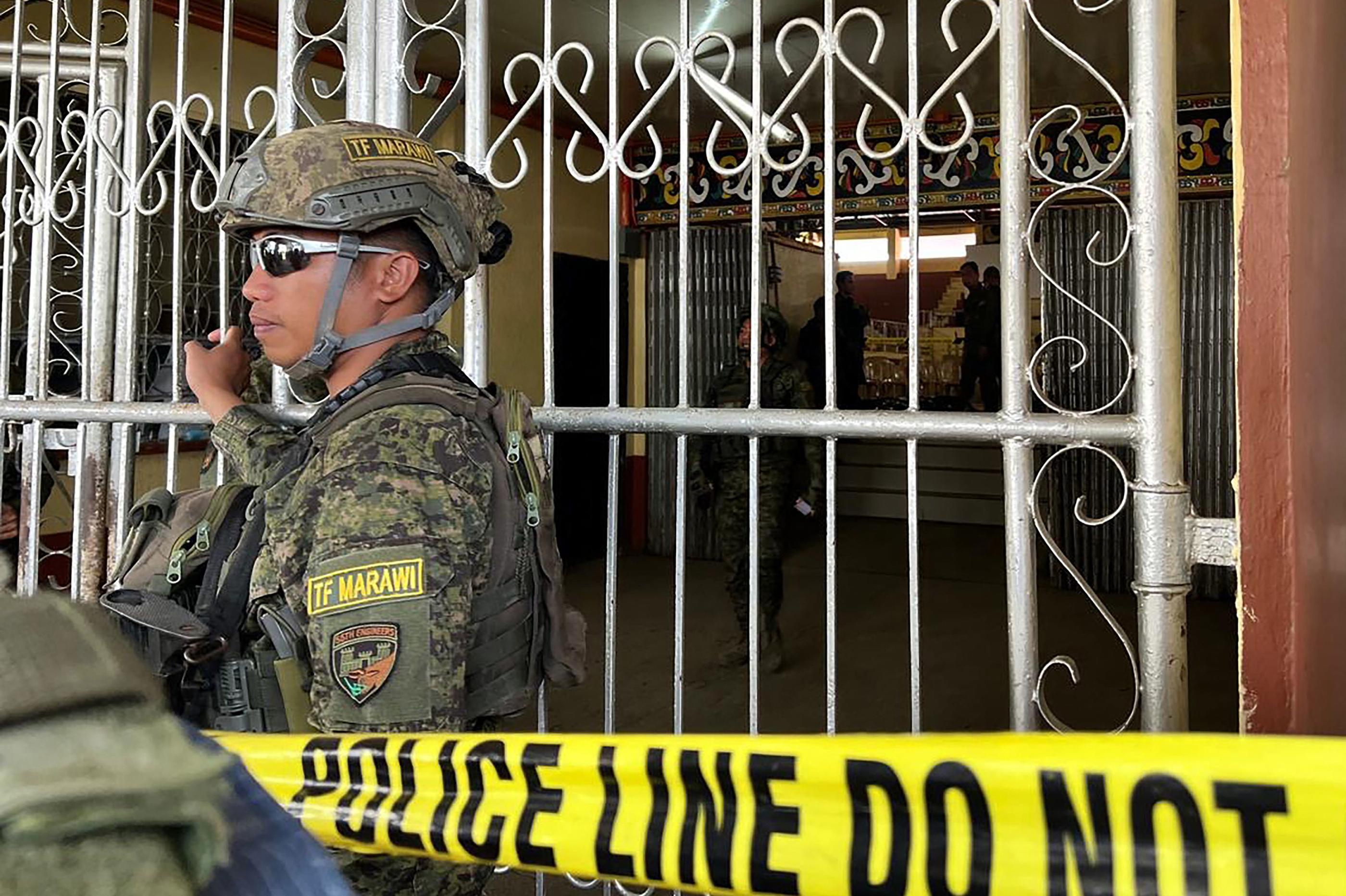 Des militaires montent la garde à l'entrée d'un gymnase après un attentat à la bombe à l'Université d'État de Mindanao à Marawi, dans la province de Lanao del sur. AFP/Merlyn Manos