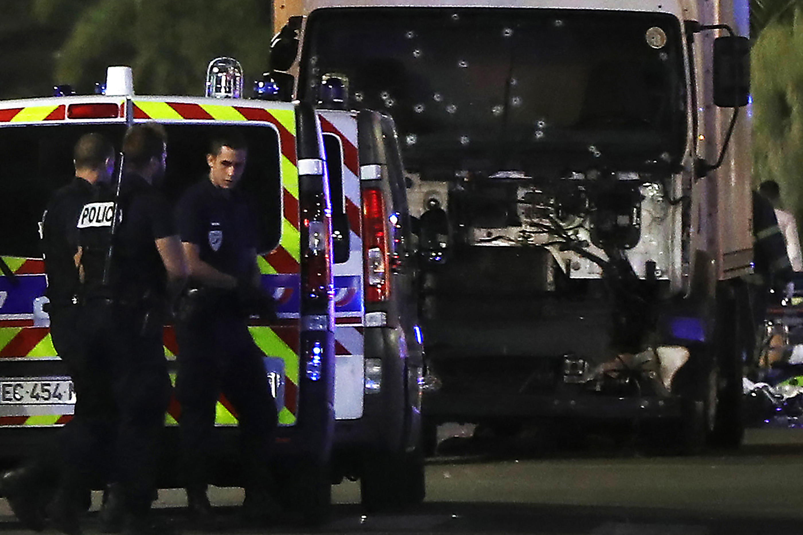 Le 14 juillet 2016, l'assaillant a été abattu par les forces de l'ordre moins de cinq minutes après avoir foncé au volant d'un camion sur la promenade des Anglais, tuant 86 personnes et blessant plus de 500 autres. AFP/Valéry Hache