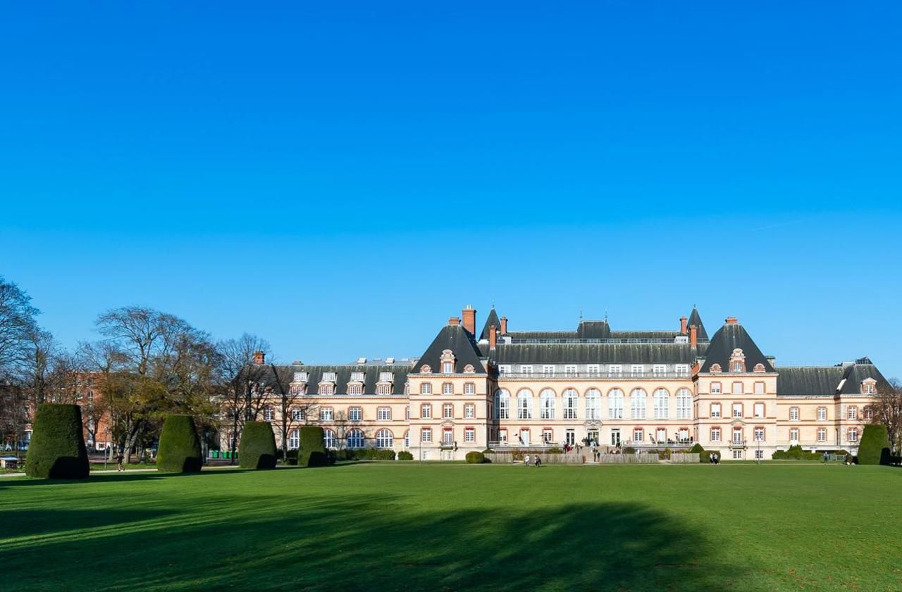 <b></b> La Cité internationale universitaire de Paris héberge 7000 étudiants étrangers dans le 14e arrondissement. La plupart sont restés sur place et doivent se confiner dans leurs chambres de 12 mètres carrés.