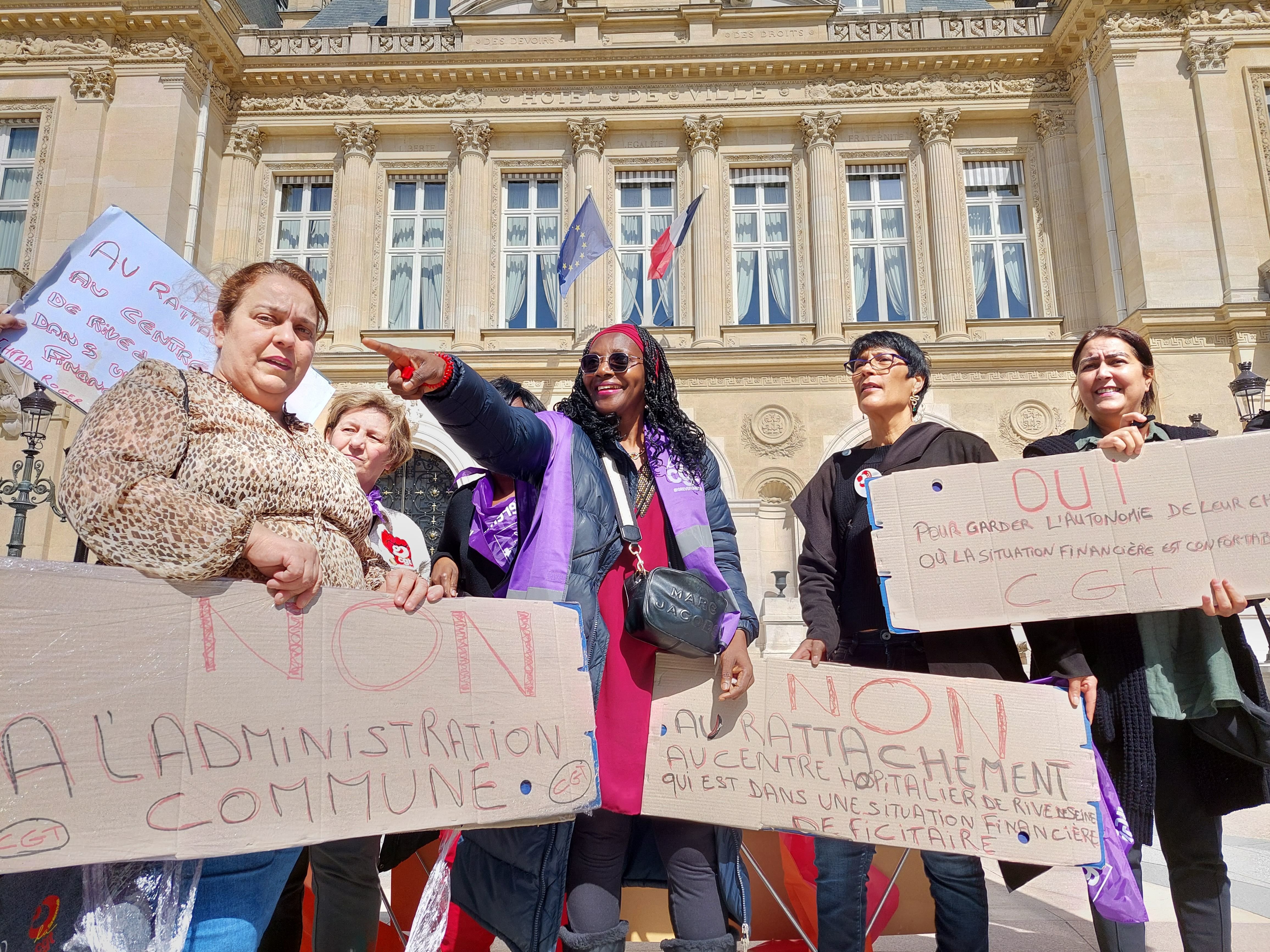 Neuilly-sur-Seine, ce lundi. Réunis devant l'hôtel de ville, une vingtaine d'agents ont crié leur hostilité à une éventuelle fusion avec l'hôpital Rives de Seine. LP/D.L.
