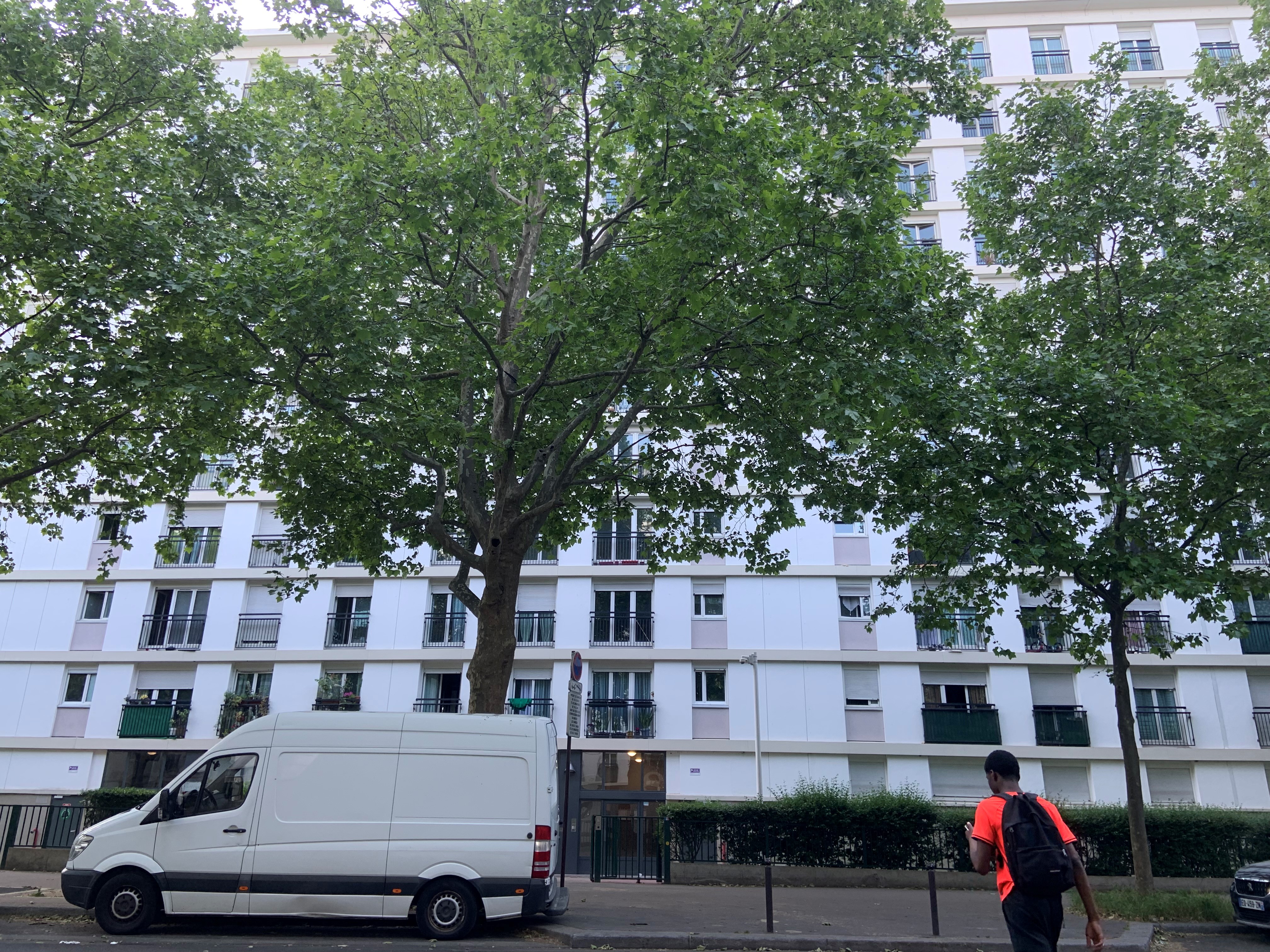 Avenue de la Porte de Vanves (Paris XVIe), le 17 mai 2022. C'est dans cet immeuble propret qu'une femme a été lardée de coups de couteau lundi soir. Son fils serait le suspect principal. LP/Caroline Piquet