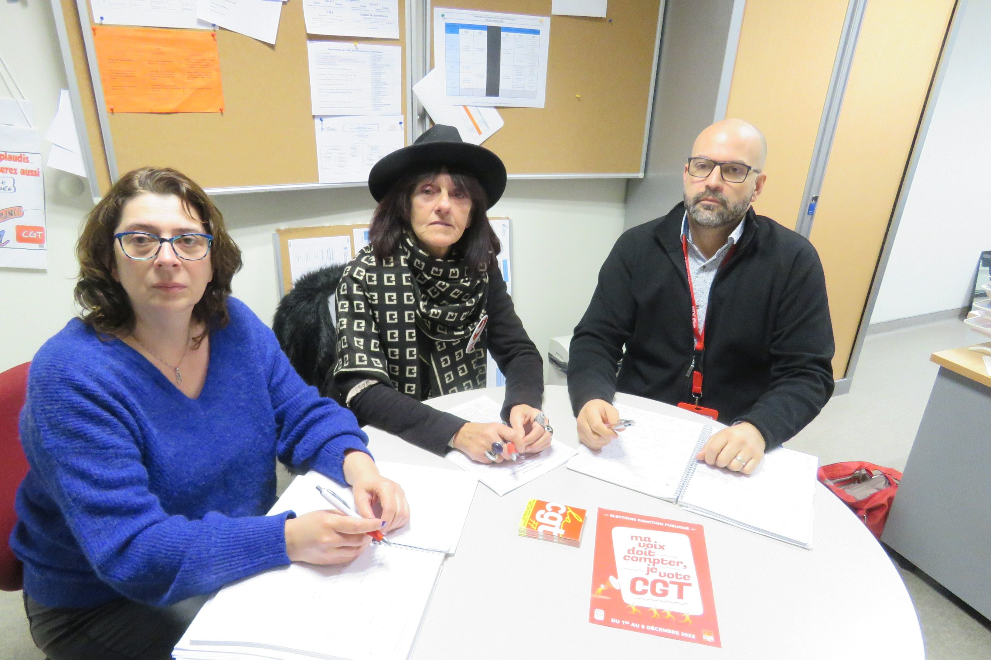 Melun, 14 novembre 2022. Valérie Tortillon (à gauche) et Nicolas Charpentier, délégués CGT au GHSIF, sont deux des huit signataires de l'alerte avec d'autres de FO et de Sud. Au milieu, Soizic Parenthoine, secrétaire générale de la CGT à l'USD Santé Action sociale 77.