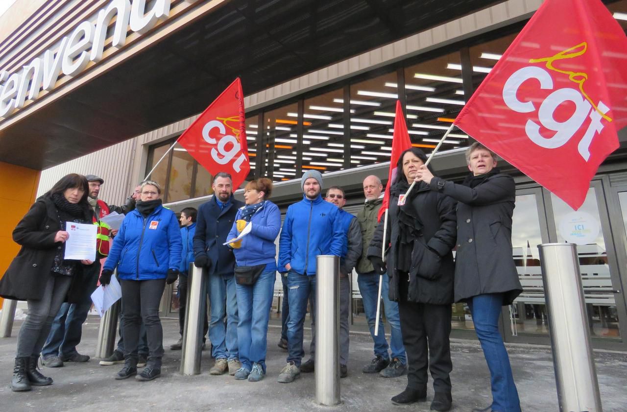 <b></b> Venette, ce jeudi. Une vingtaine de salariés de l’hypermarché Carrefour sont en grève  pour protester « contre le plan social déguisé » initié par le groupe.