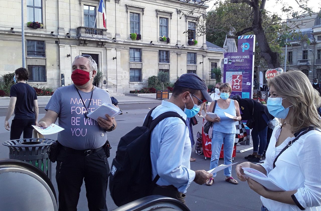 <b></b> Saint-Ouen (Seine-Saint-Denis), jeudi 10 septembre 2020. Les militants communistes ont organisé une distribution de tracts à la sortie du métro Mairie-de-Saint-Ouen.