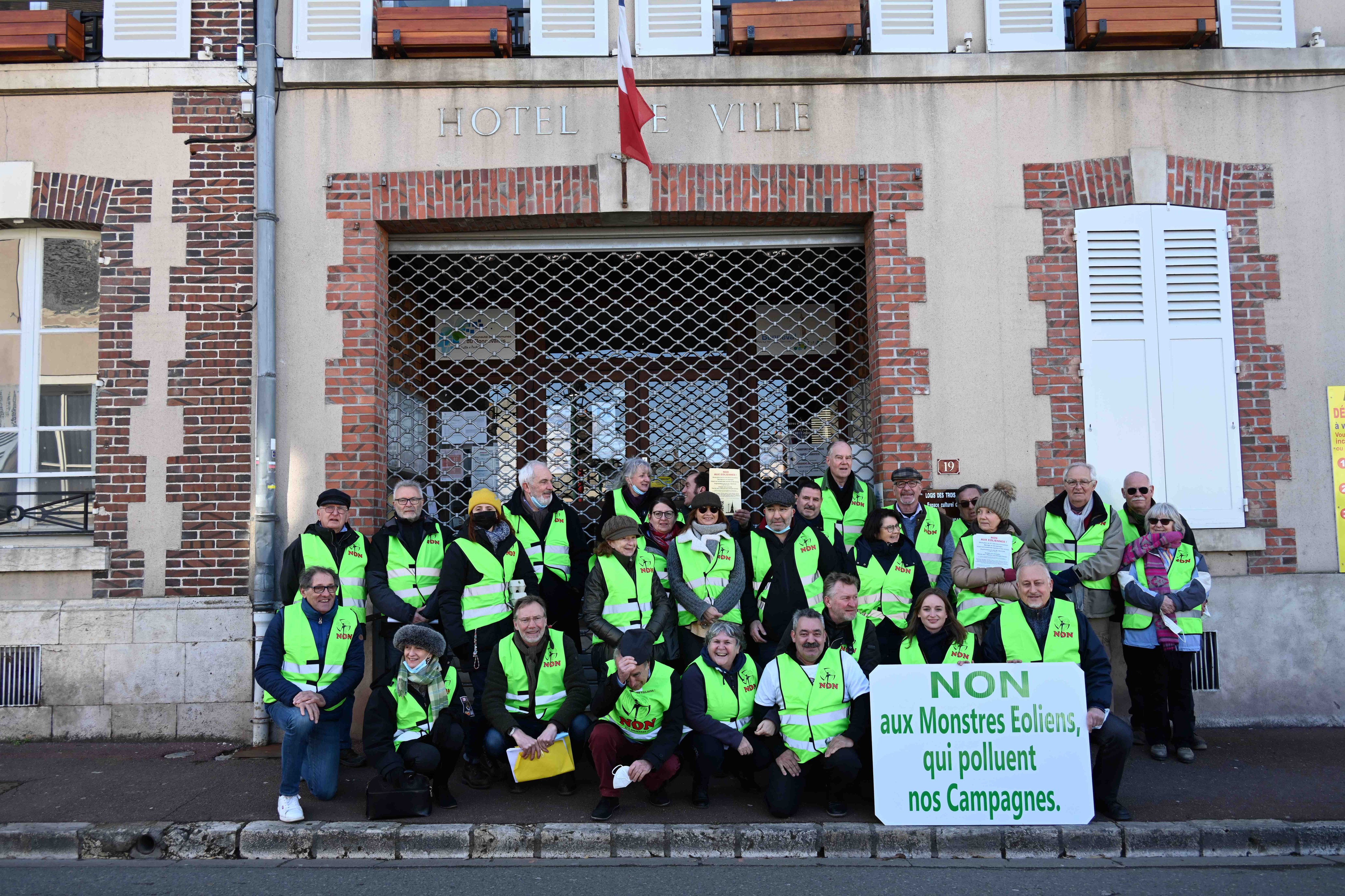 A Bonneval (photo) et dans une vingtaine de sites d'Eure-et-Loir, les militants de Stop Eolien 28 ont alerté les habitants contre les projets d'éoliennes. DR