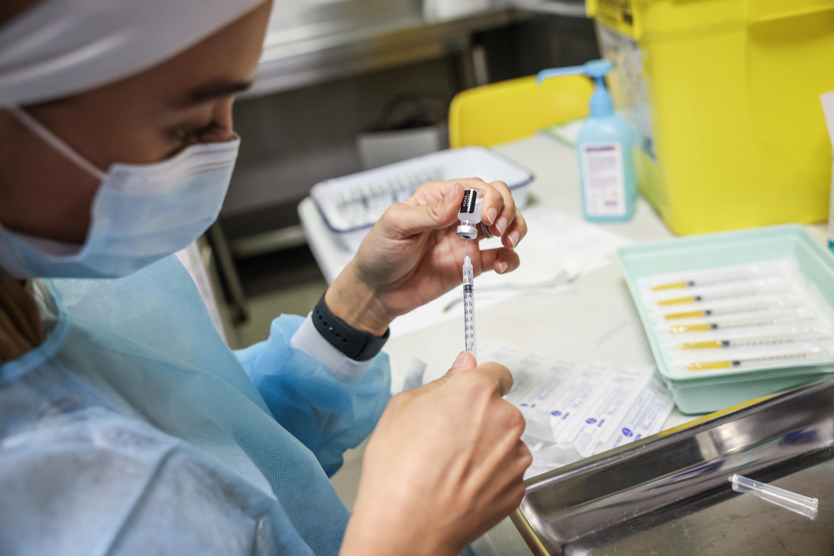 covid 19 les pharmaciens invites a preparer des seringues individuelles de vaccin le parisien