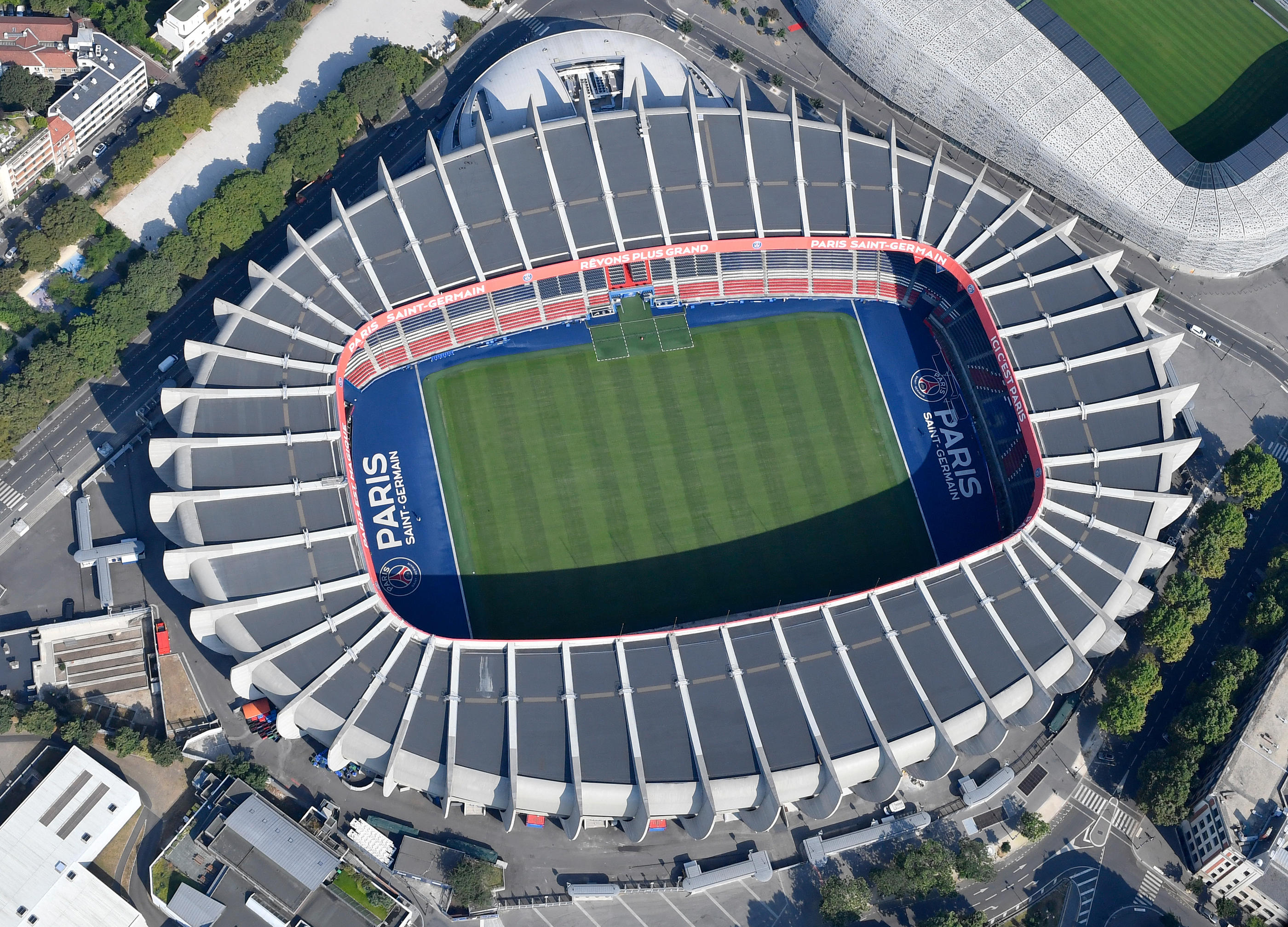 Anne Hidalgo a réaffirmé que le stade de la porte de Saint-Cloud à Paris (XVIe) «n’est pas à vendre et ne sera pas vendu». Reste à savoir si l'enceinte sportive restera le fief du PSG. AFP/Gérard Julien
