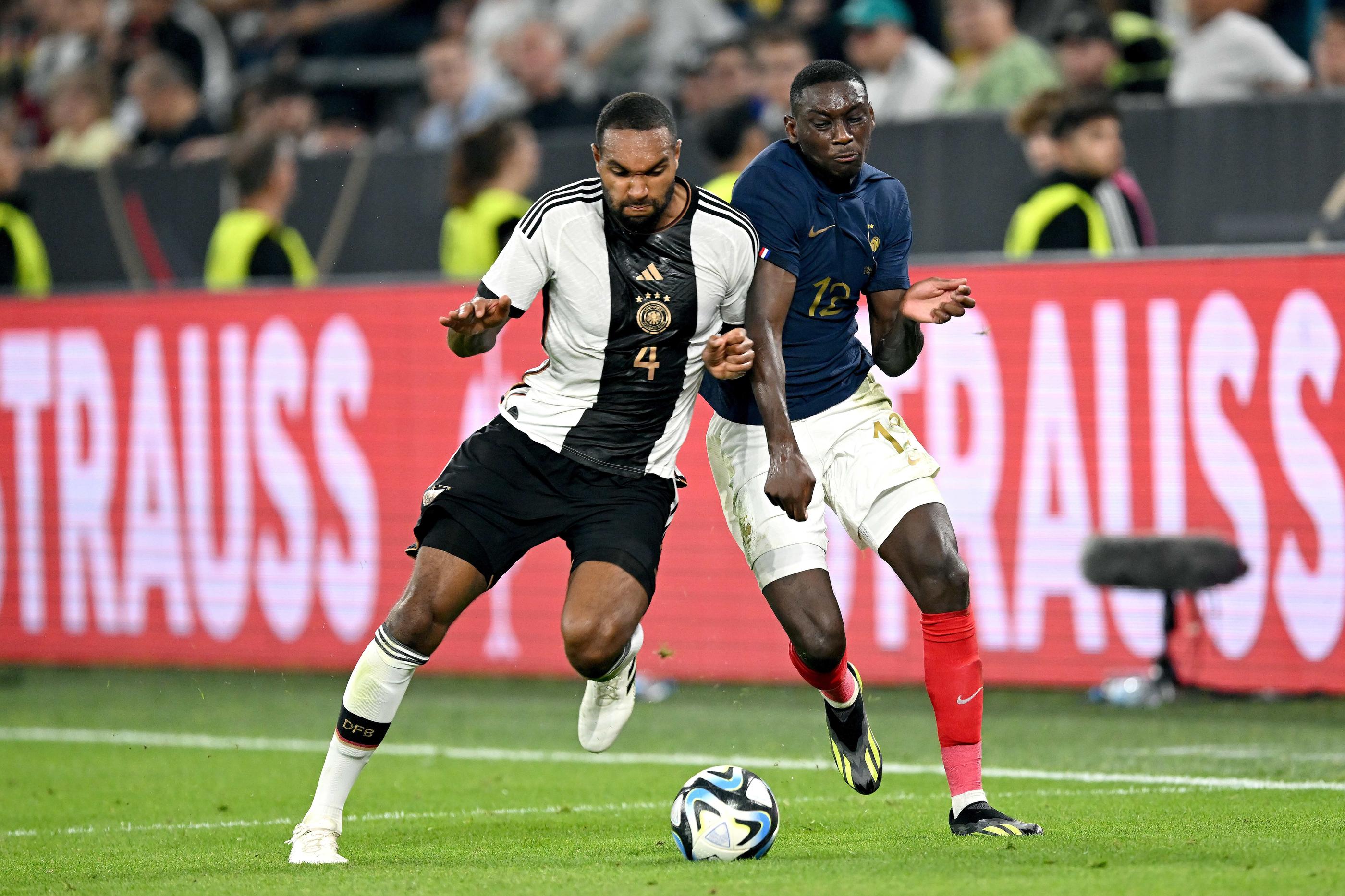 A l'image de ce duel entre Jonathan Tah et Randal Kolo Muani, l'Allemagne a bousculé la France en début de match. Icon Sport/ANP/Gerrit Van Cologne