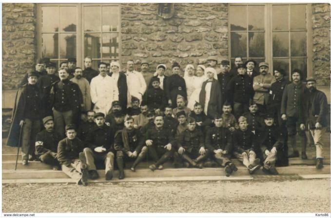 Courbevoie, 1914.  Fondée en 1912 par la mutuelle de l'Union Belge pour accueillir des immigrés belges retraités, la maison de retraite éponyme a été transformée lors de la Première Guerre mondiale en hôpital militaire pour les soldats belges blessés au front. /Union Belge