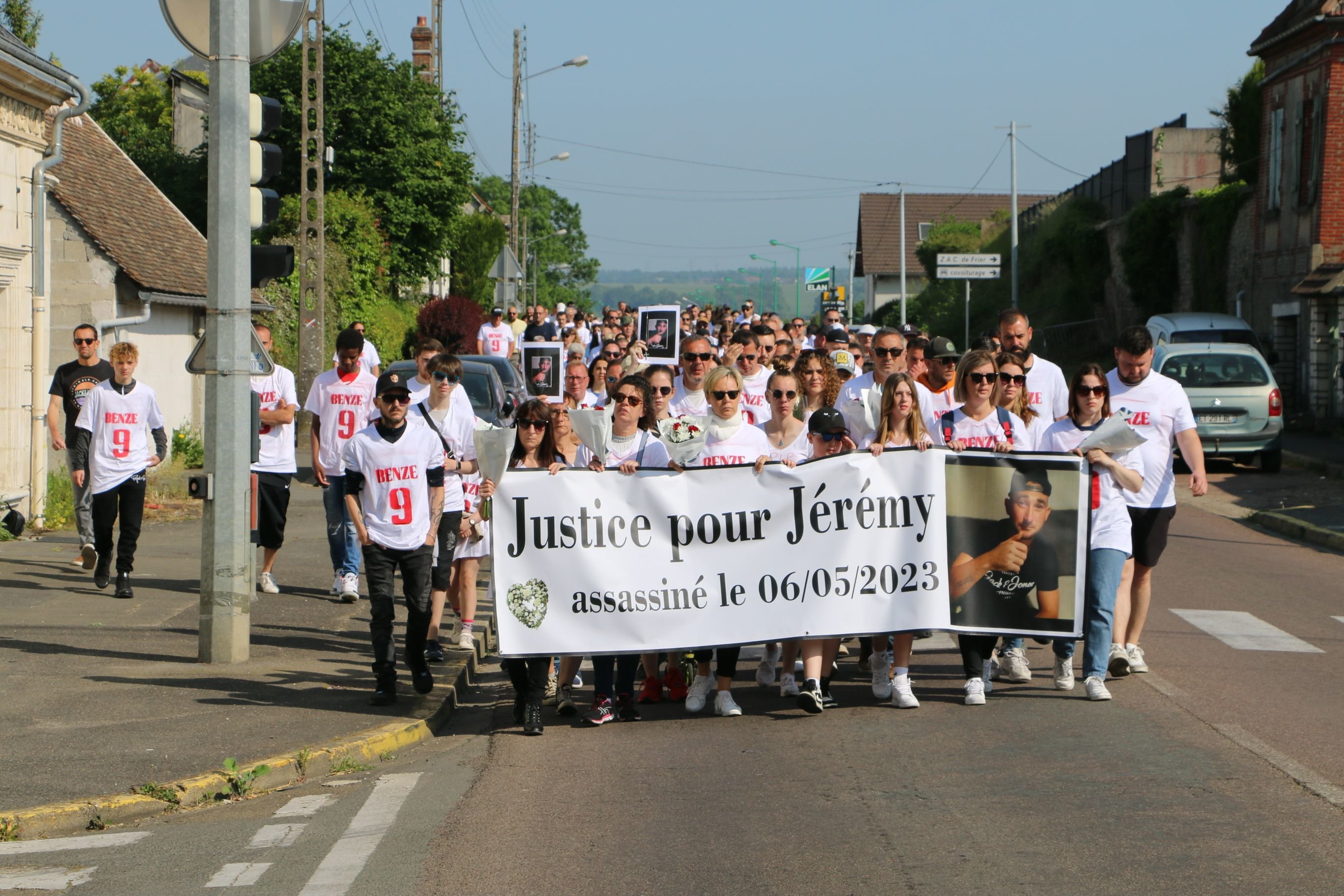 Sérifontaine (Oise), le 28 mai. Plusieurs centaines de personnes se sont réunies pour rendre un dernier hommage à Jérémy Gressent, assassiné le 6 mai. LP/Juliette Duclos