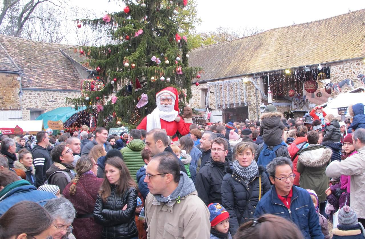 <b></b> Janvry, le 2 décembre 2018. Le village de Janvry est réputé pour son marché de Noël authentique et attire beaucoup de monde.