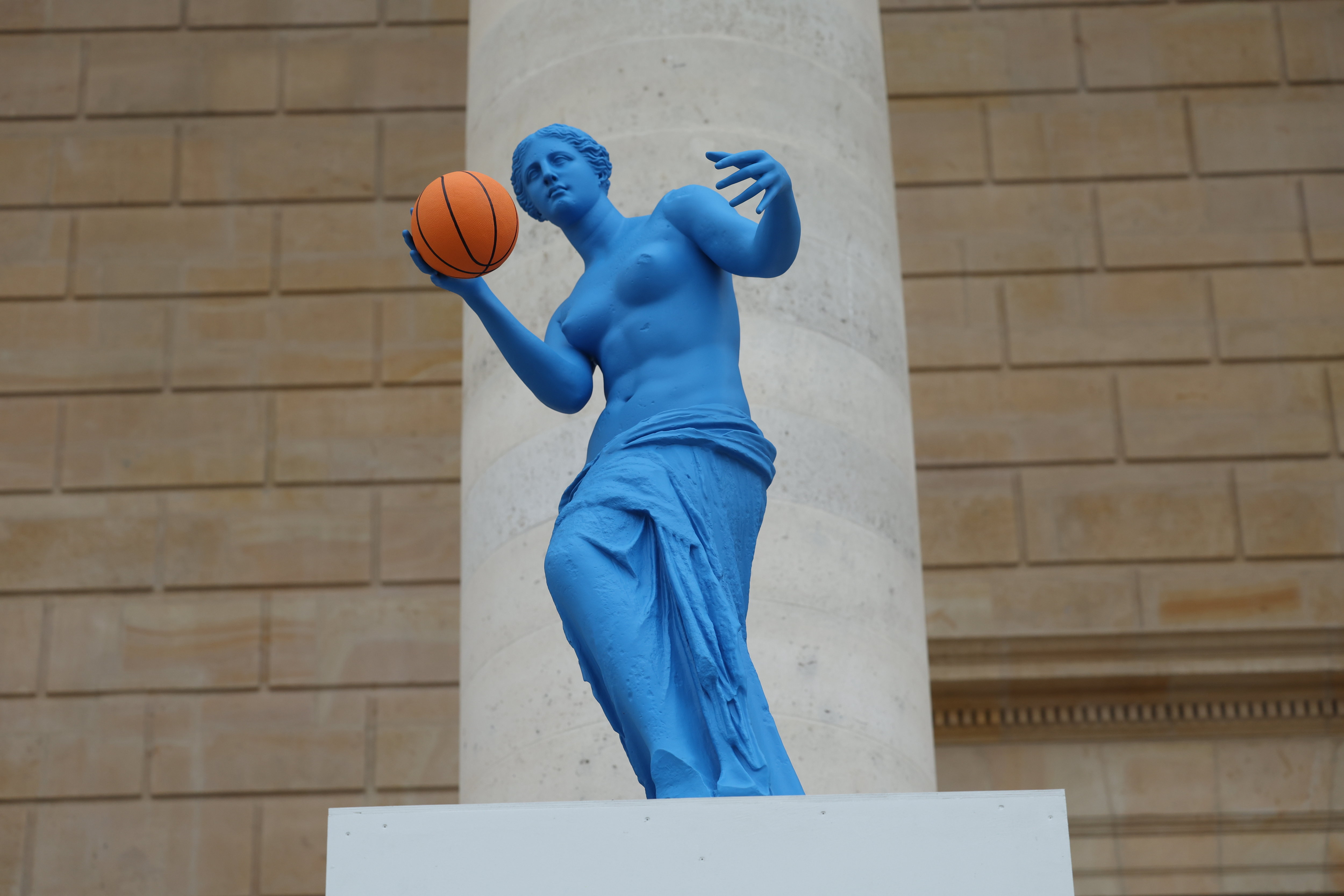 Une des six statuettes de la Vénus de Milo exposées depuis le mardi 2 avril devant l'Assemblée nationale, où la flamme passera dimanche 14 juillet. LP/Arnaud Journois