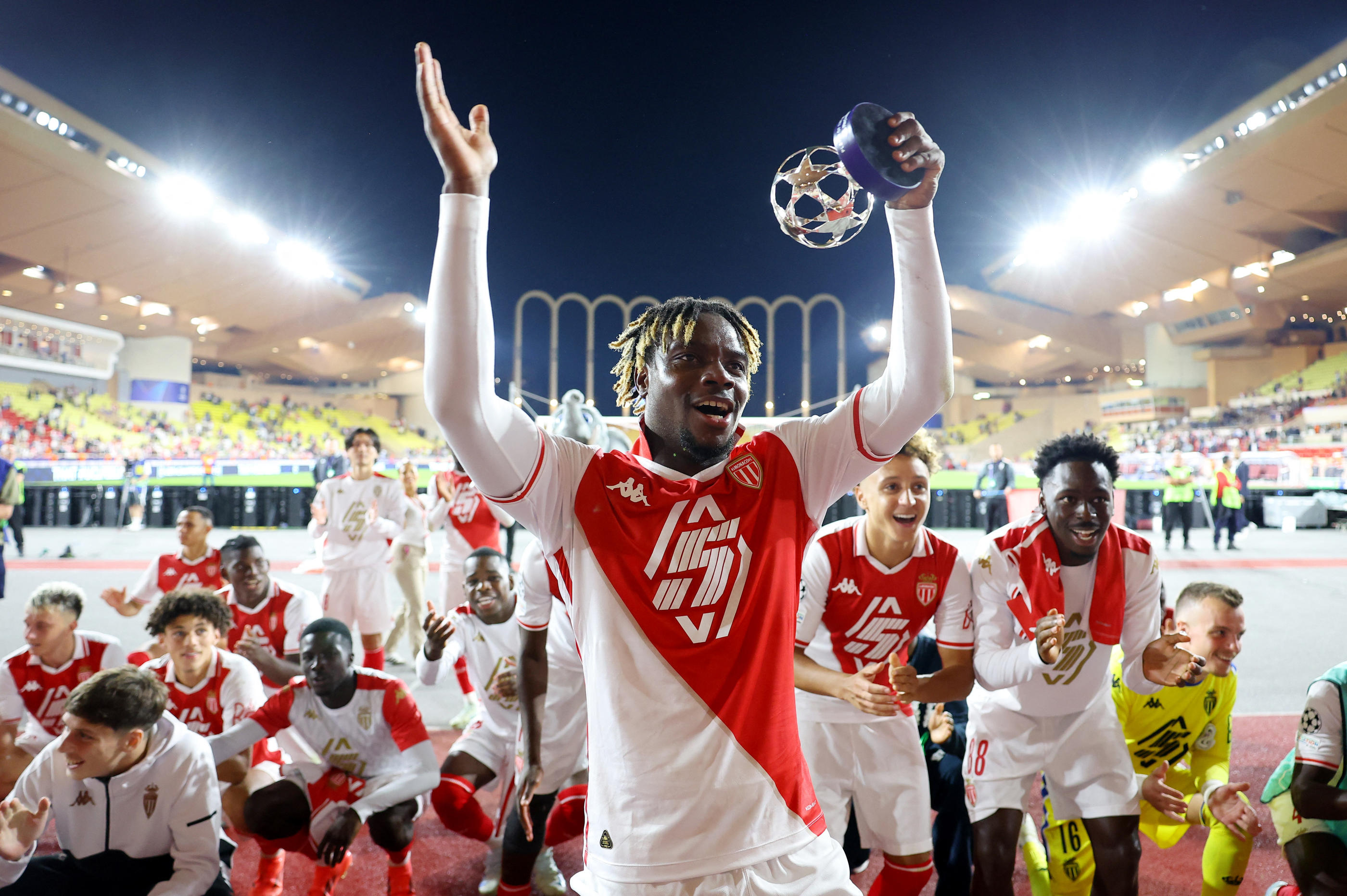 George Ilenikhena a célébré son but avec ses coéquipiers et les fans monégasques. REUTERS/Manon Cruz