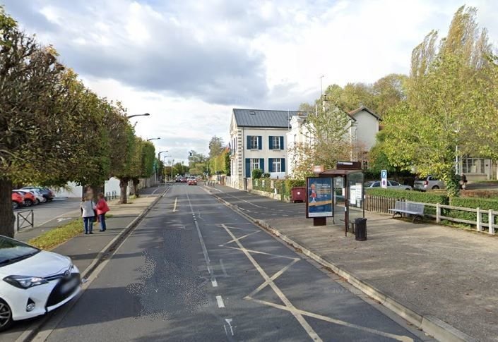 Pomponne, rue Général Leclerc. L’accident se serait produit en dehors d’un passage piéton, à une centaine de mètres de la mairie et encore moins de la police municipale (à droite), au niveau du parking de la maison des associations (à droite). Google Street View