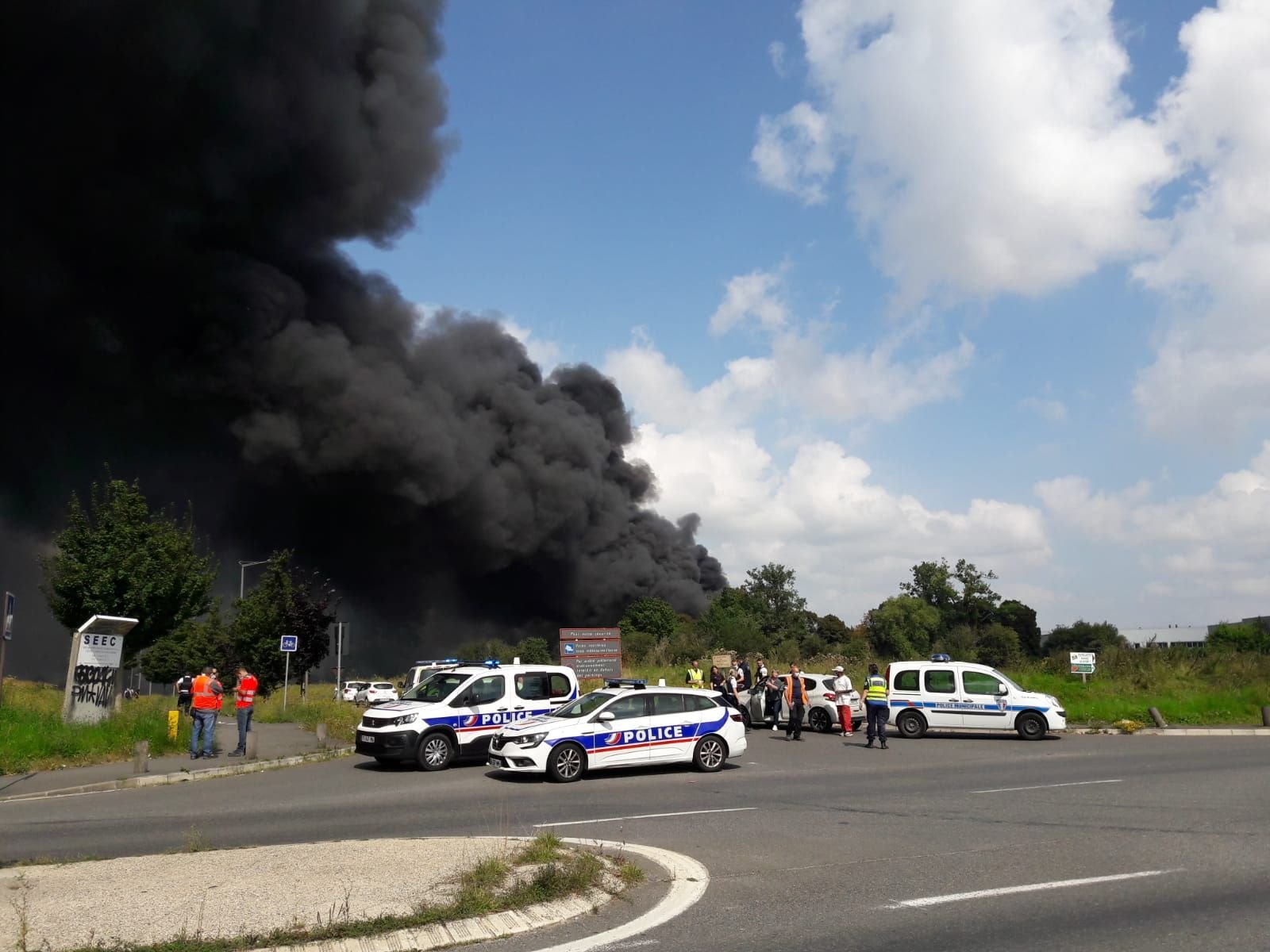 Compans, mardi 31 août 2021. Incendie géant dans un camp rom dont les 300 occupants sont évacués. Des bouteilles de gaz explosent depuis près de trois heures, ce qui complique considérablement la tâche des sapeurs-pompiers et des policiers. LP/ Hendrik Delaire