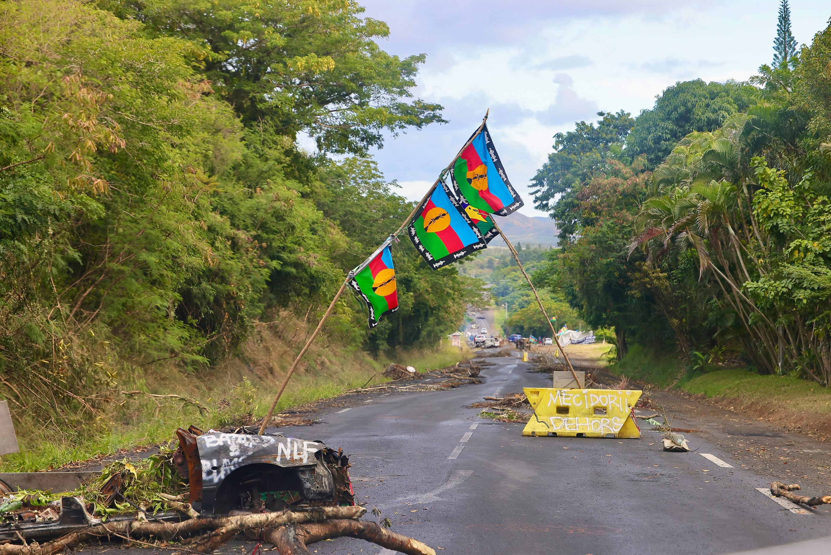Les traces de barrages sur la route entre Païta et l'aéroport de Tontouta en Nouvelle-Calédonie, le 29 mai 2024. LP / Abaca / CHABAUD Gill