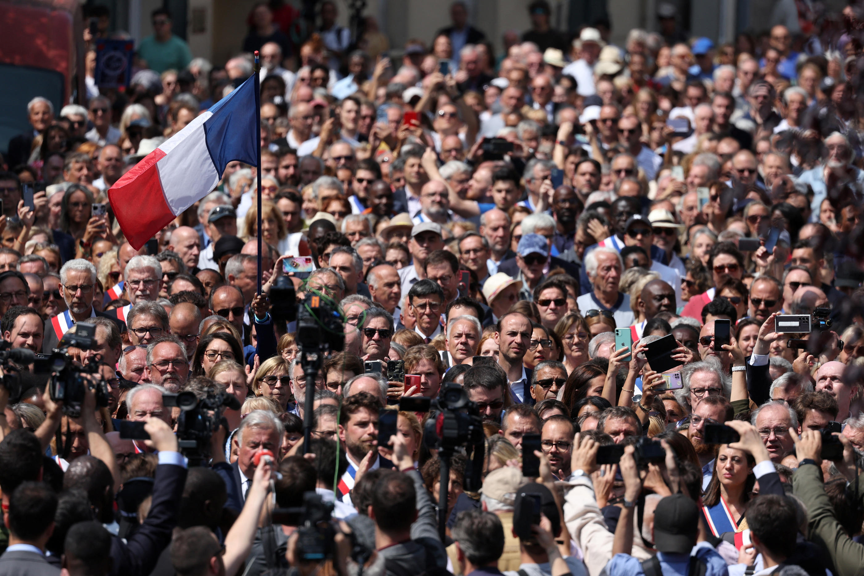 La foule a chaudement applaudi le maire Vincent Jeanbrun, ce lundi à L’Haÿ-les-Roses, épaulé par de nombreux élus et responsables politiques de LR mais aussi d'autres couleurs politiques. Reuters/Stéphanie Lecocq
