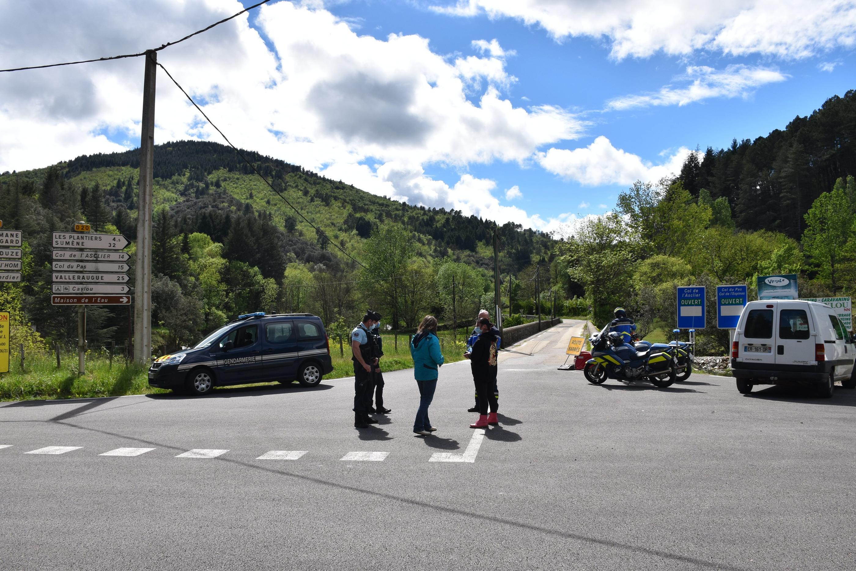 L'entrée du village des Plantiers, dans le Gard, a été bloquée par les gendarmes pour effectuer des recherches et sécuriser la zone. LP/Alexandre Seba