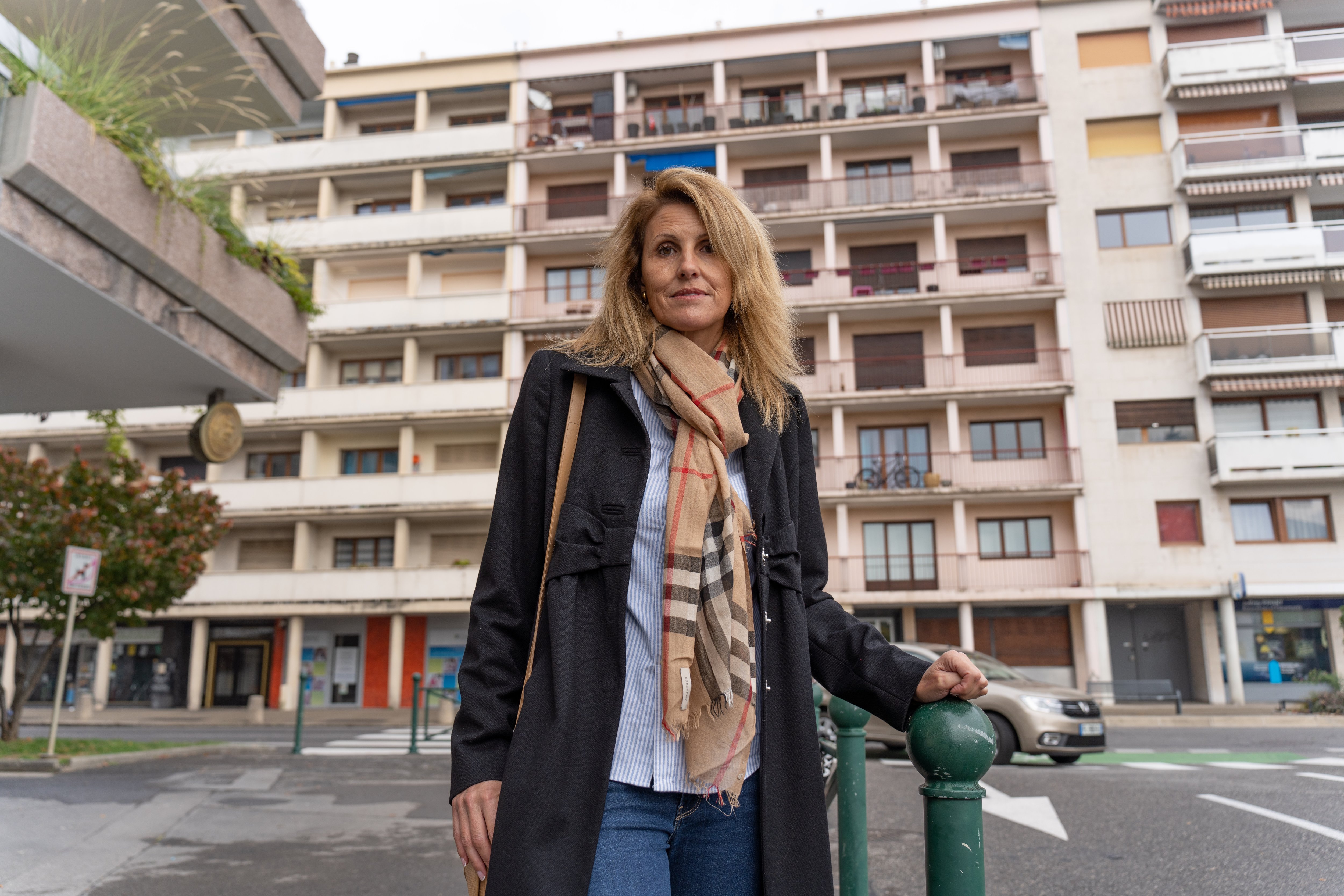 Christelle Combépine, l'une des victimes de l'escroquerie, devant l'immeuble de la résidence du Clos Greffier à Annemasse (Haute-Savoie). LP/Thomas Pueyo