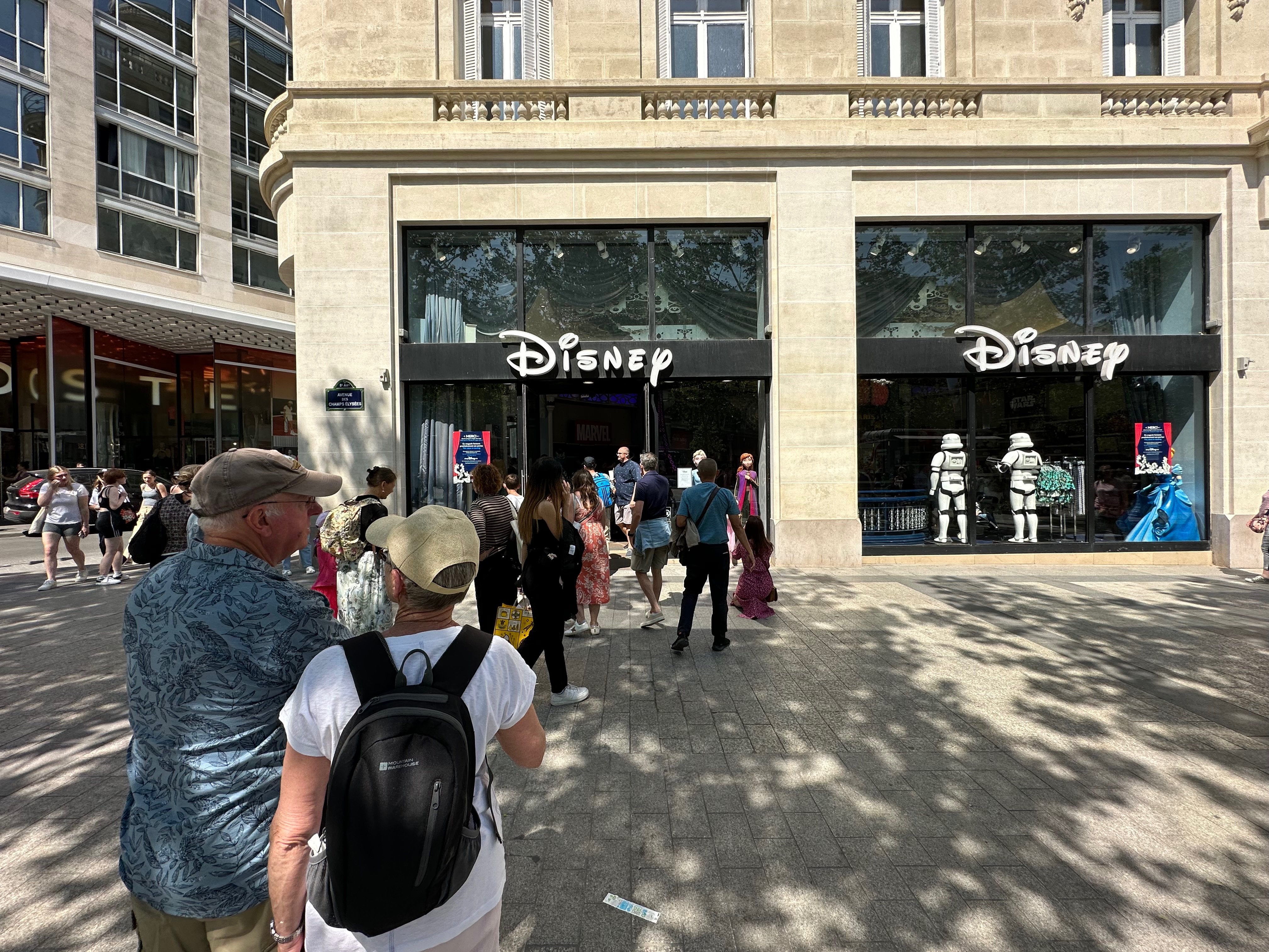 Le Disney Store pourrait fermer sur les Champs-Élysées : une quarantaine  d'emplois menacés - Le Parisien