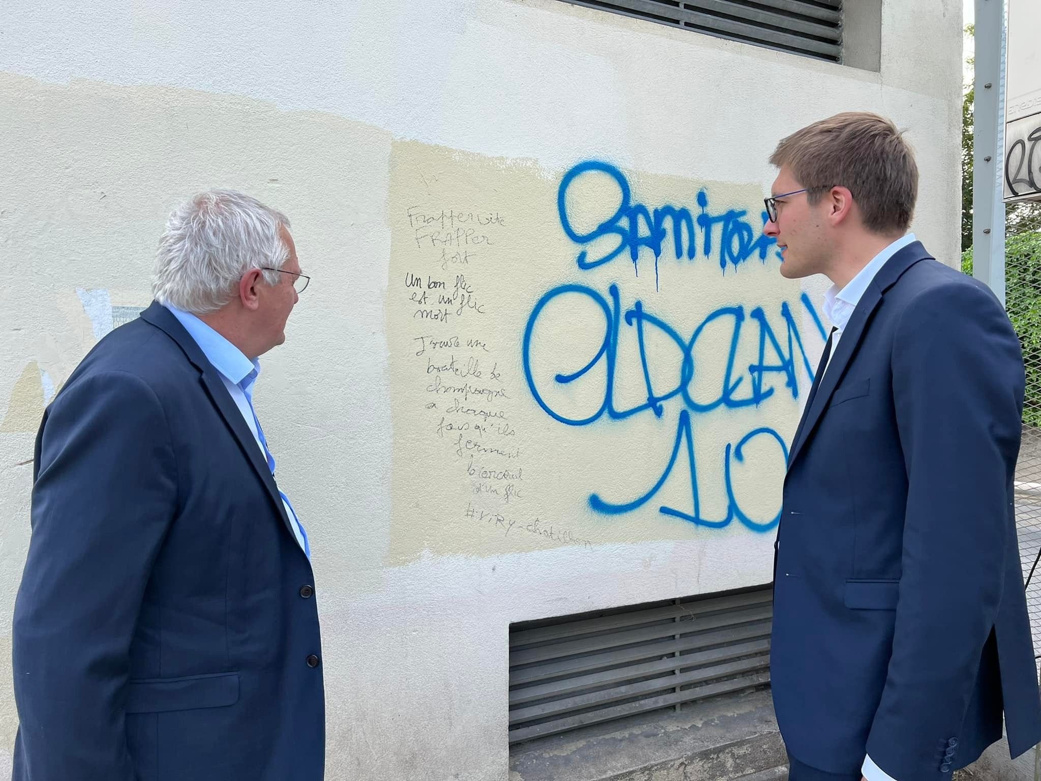 Juvisy-sur-Orge, mardi 3 mai 2022. Le tag a été découvert par le maire de Viry-Chatillon Jean-Marie Vilain (à gauche) et le député de l'Essonne Robin Reda sur un mur de la gare routière Condorcet de Juvisy-sur-Orge. DR