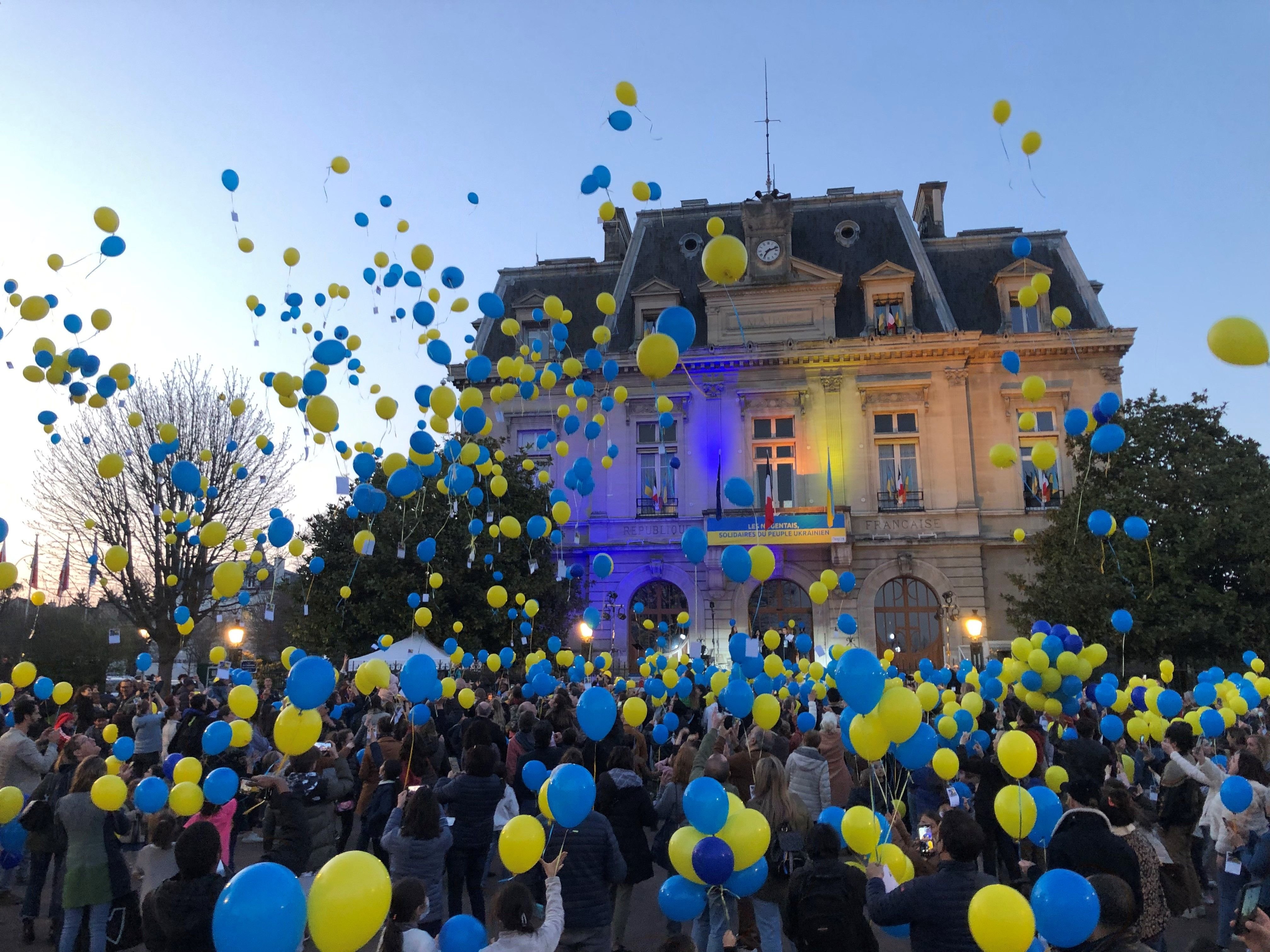 Nogent-sur-Marne (Val-de-Marne) avait organisé un lâcher de ballons aux couleurs de l'Ukraine devant plusieurs centaines de personnes, en mars 2022. LP/Sylvain Deleuze