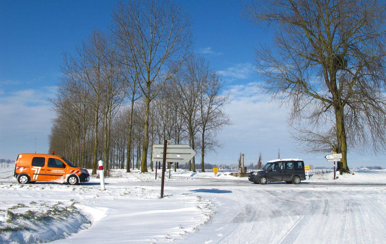 <b></b> Villeroy, mars 2013. Avant, pendant et après les épisodes d’intempéries hivernales, des patrouilles du conseil départemental inspectent les routes. 