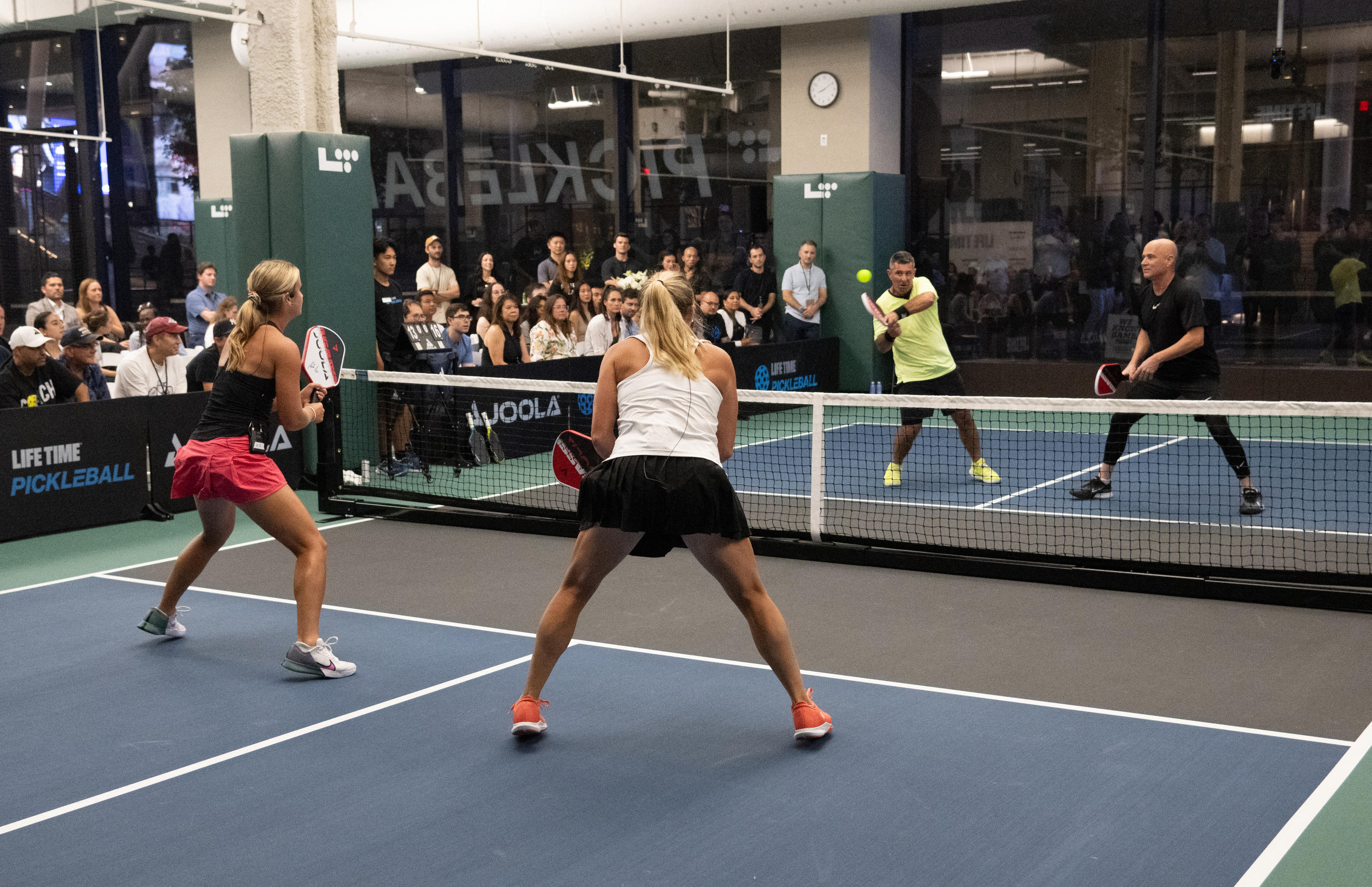 Accessible et ludique, le pickleball, promu par d'anciennes gloires du tennis comme Andre Agassi, attire de plus en plus de pratiquants. AFP/Noam Galai