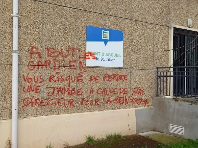 Aubervilliers (Seine-Saint-Denis), le 20 janvier 2022. Des balles et des tags menaçant les gardiens de jambisation ont été découverts sur les bureaux d'accueil de l'Office public de l'habitat, en pleine restructuration. DR