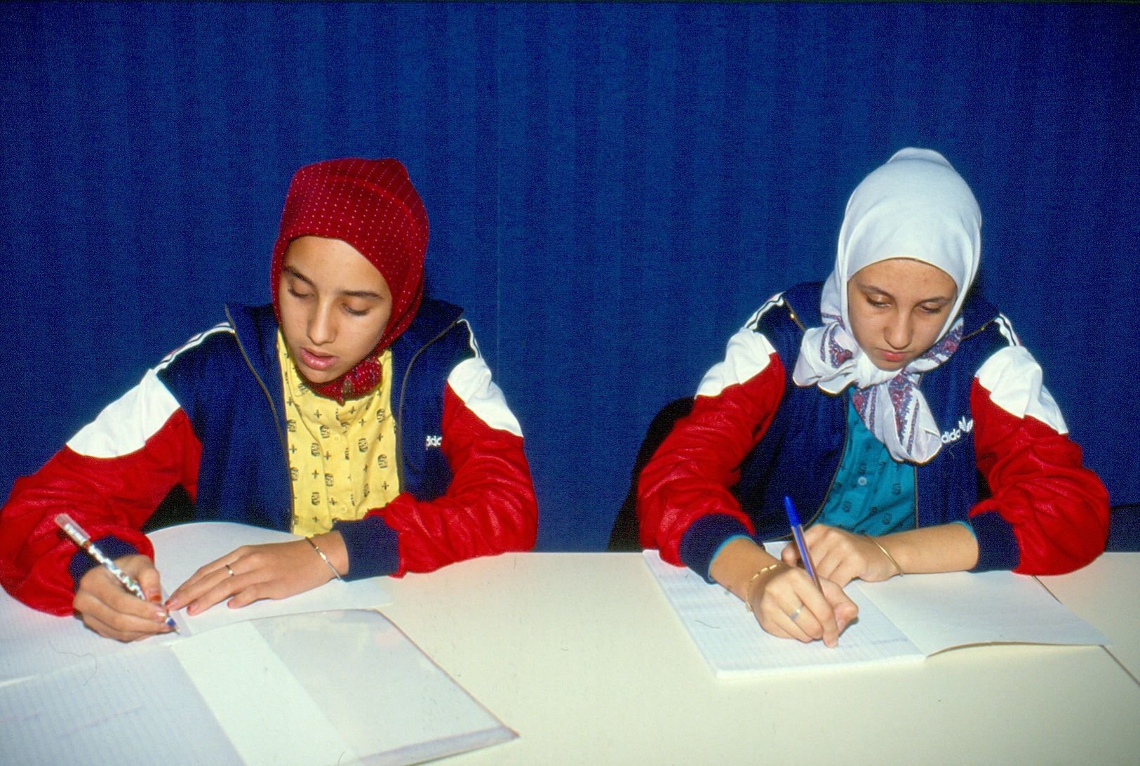 Creil (Oise), en 1989. Trois collégiennes (ici Fatima et sa sœur, Leila), avaient refusé d’ôter leur foulard en classe. Archives LP/Vincent Lesage