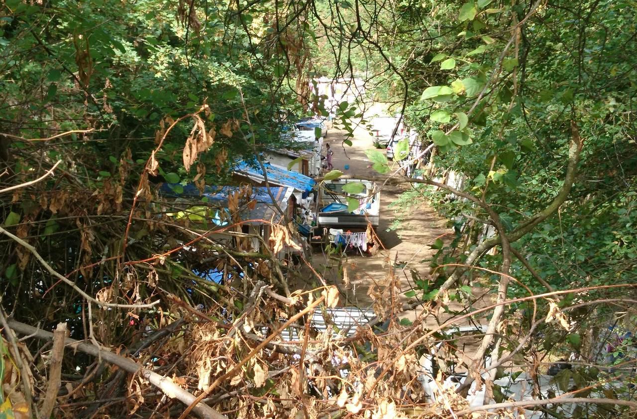 <b></b> Villejuif, le 18 août. Les douves de La Redoute des Hautes-Bruyères ont été transformées en ruelles de bidonville. Près de 250 personnes occuperaient aujourd’hui ce terrain militaire désaffecté.