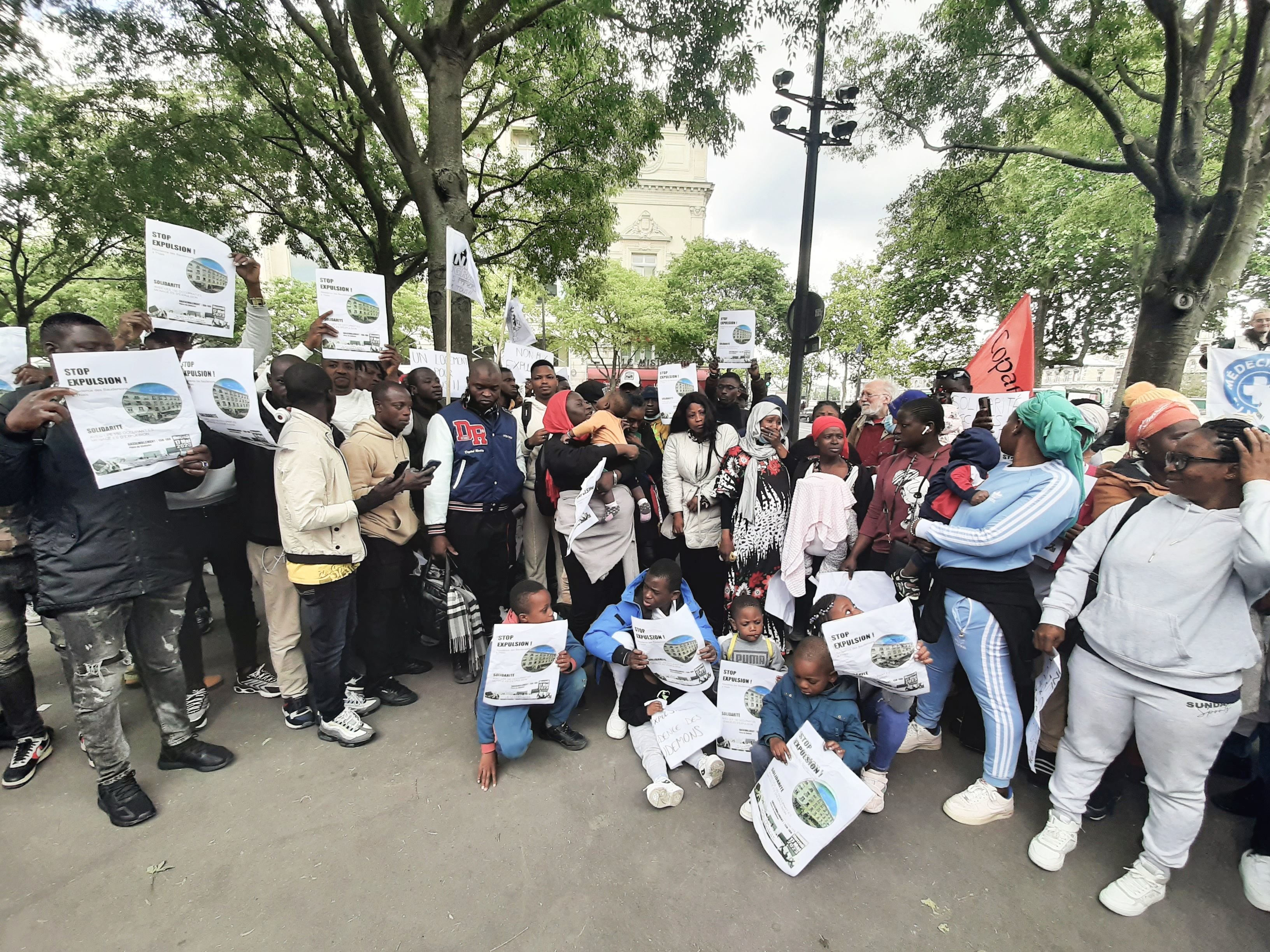 Paris (Ier), le 17 mai. Les migrants sans papiers qui occupent illégalement la résidence sociale des Baudemons à Thiais depuis octobre 2021 avaient manifesté leur inquiétude à Paris, sentant l'expulsion se rapprocher. LP/Marine Legrand