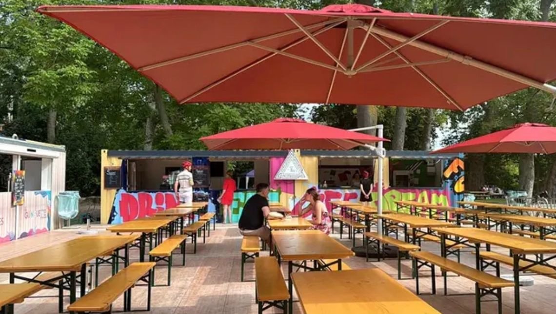 Jusqu'au 1er septembre, la Guinguette Rémoise s'installe au Parc de la Roseraie. Une nouvelle terrasse a été aménagée cette année, elle est entourée de conteneurs dédiés à la restauration. DR