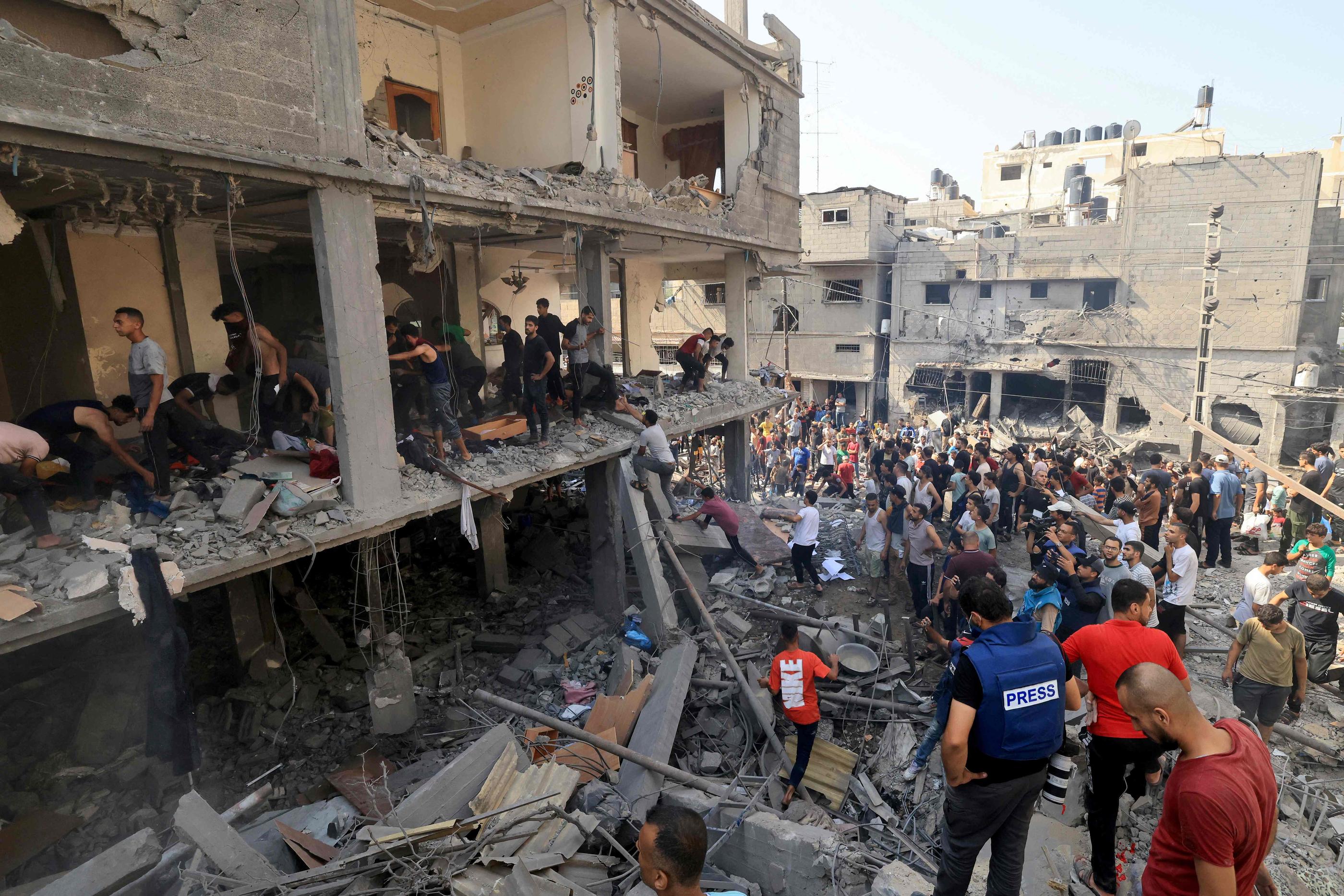 Mardi, une frappe a touché un immeuble à Khan Younès, dans le sud de la bande de Gaza. AFP/Mahmud Hams