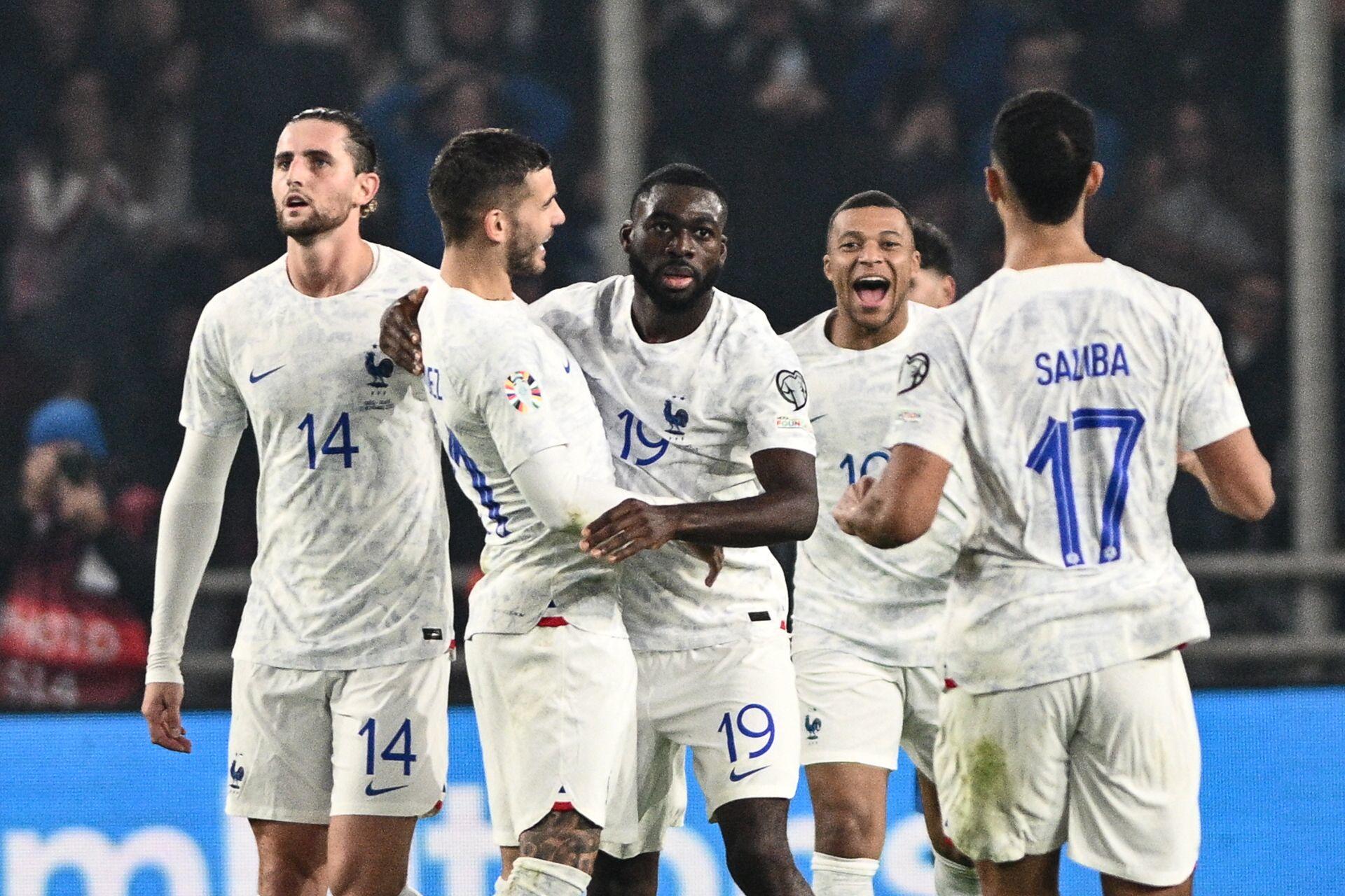 Youssouf Fofana (au centre, numéro 19) a égalisé pour les Bleus face à la Grèce. (Angelos Tzortzinis / AFP)