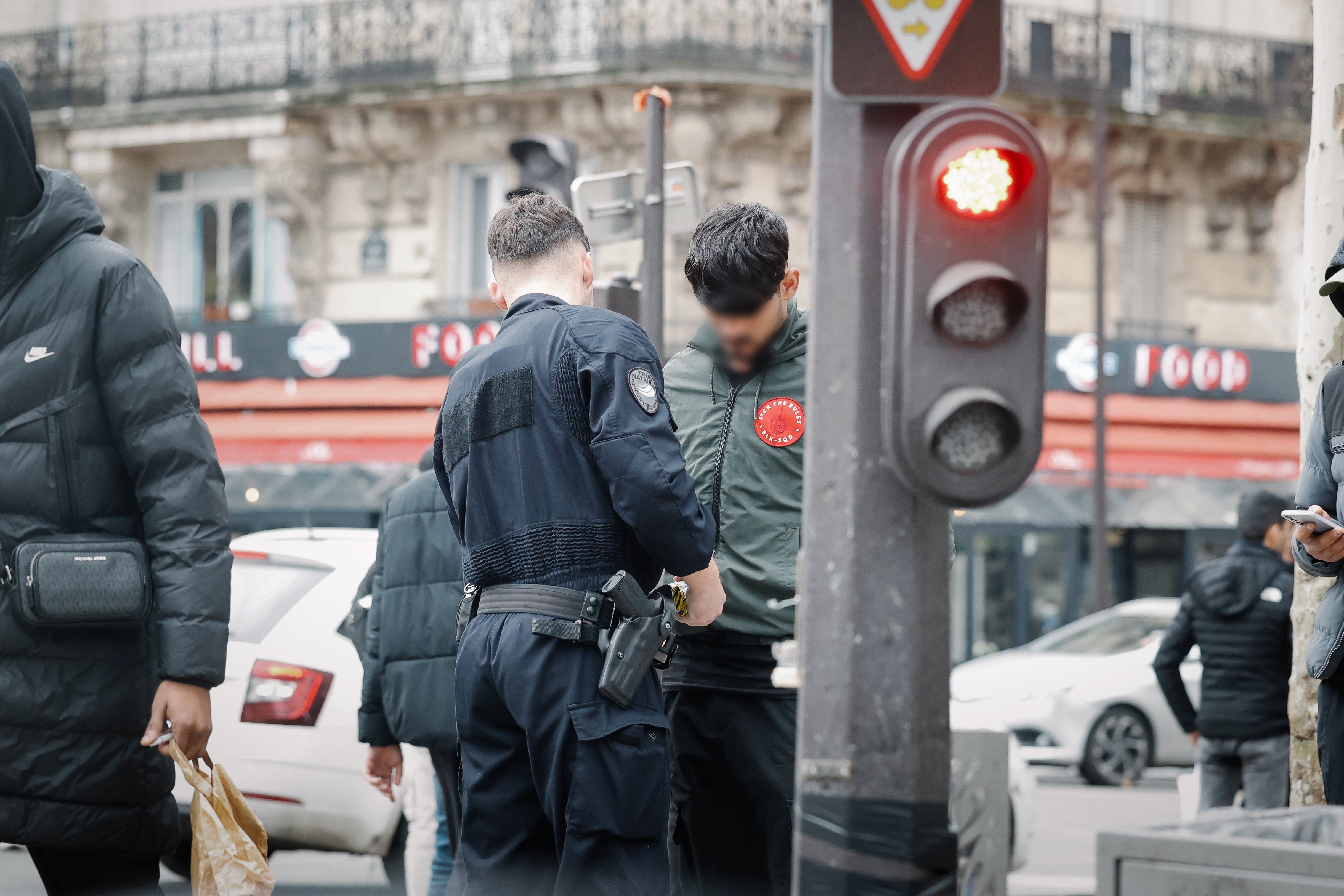 Paris (XVIIIe), le 16 février 2024. La police effectue régulièrement des contrôles dans le secteur de Barbès, où opèrent les vendeurs à la sauvette de cigarettes et de médicaments. LP/Arnaud Dumontier et Olivier Arandel