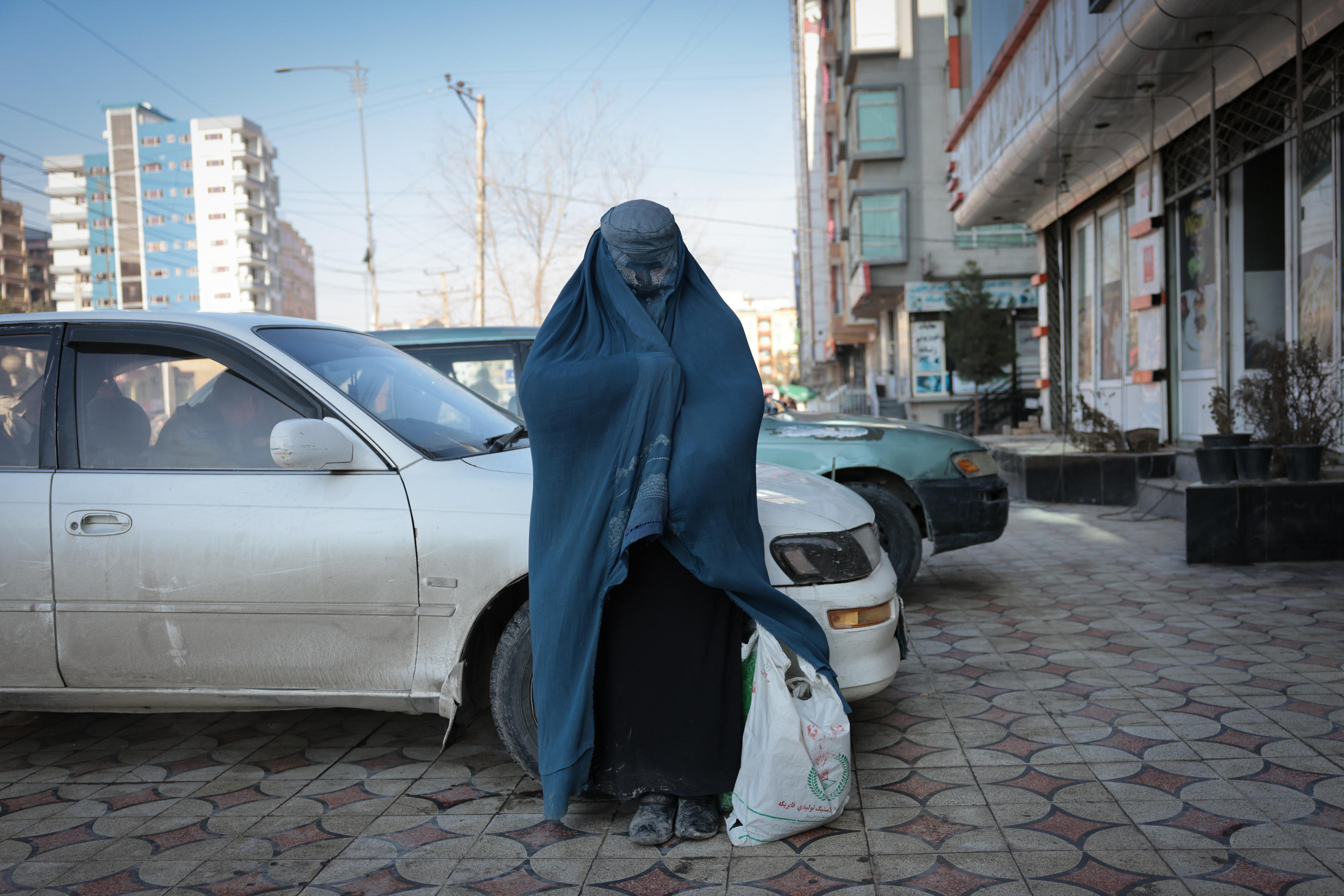 Une femme revêtue d'une burqa et réduite à la mendicité dans un quartier de Kaboul (Afghanistan), en janvier 2021. LP/Philippe de Poulpiquet