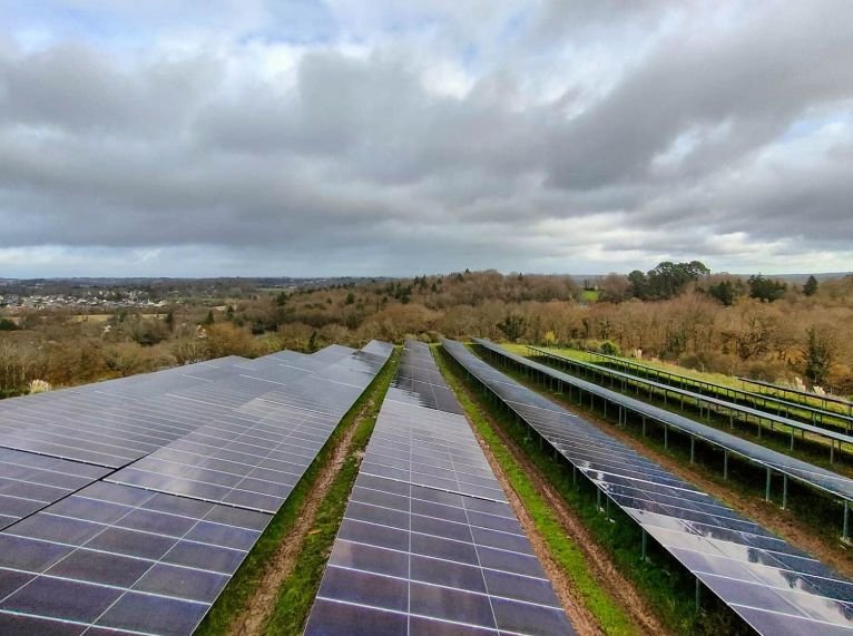 A Melgven, près de Concarneau (Finistère), des panneaux photovoltaïques comme ceux là devraient alimenter en électricité 3000 personnes, hors chauffage. TotalEnergie