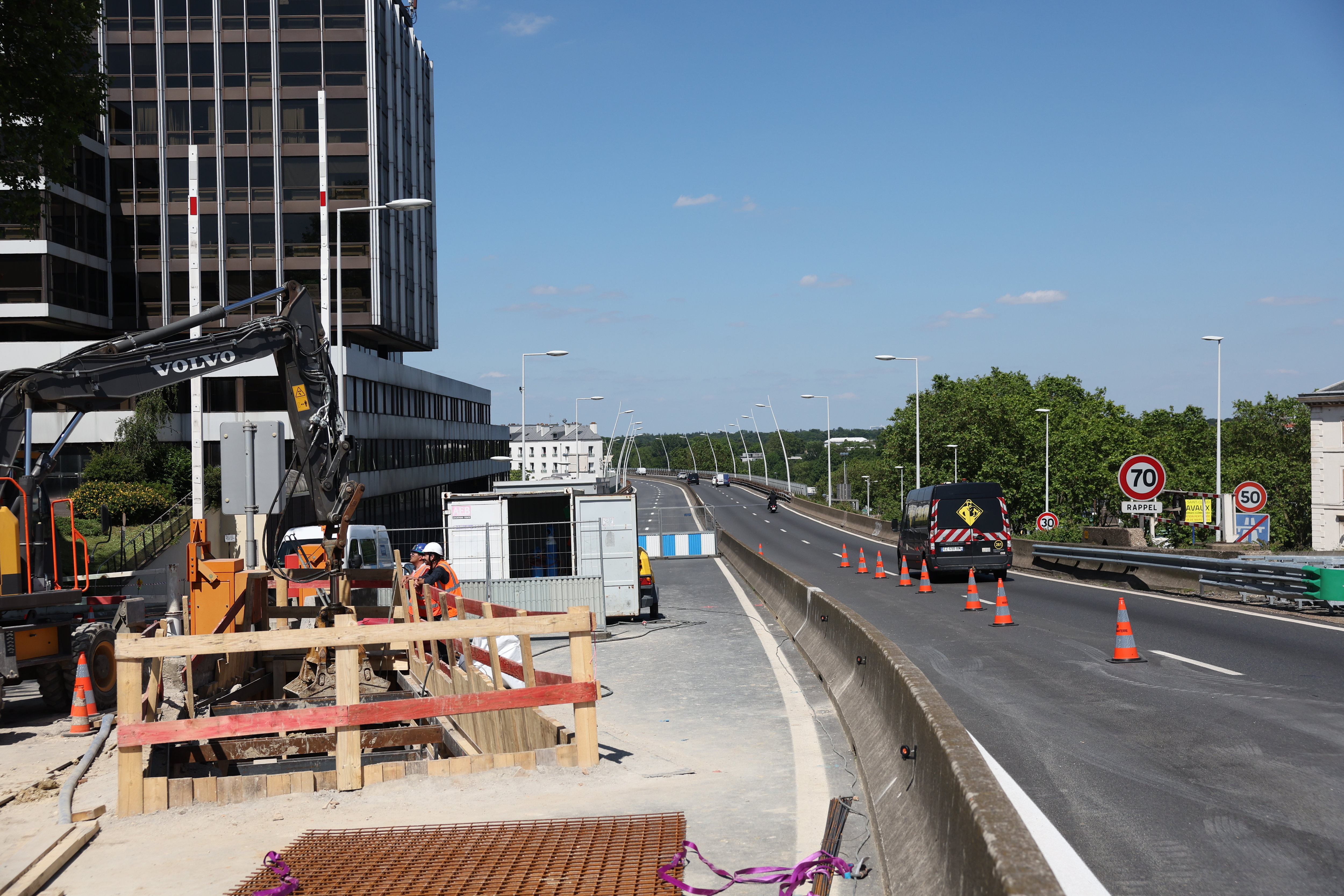 Saint-Cloud (Hauts-de-Seine), le 7 juin. L'A13 avait fermé le 19 avril, avant d'être très partiellement rouverte dans le sens Province-Paris le 10 mai. LP/Arnaud Journois.