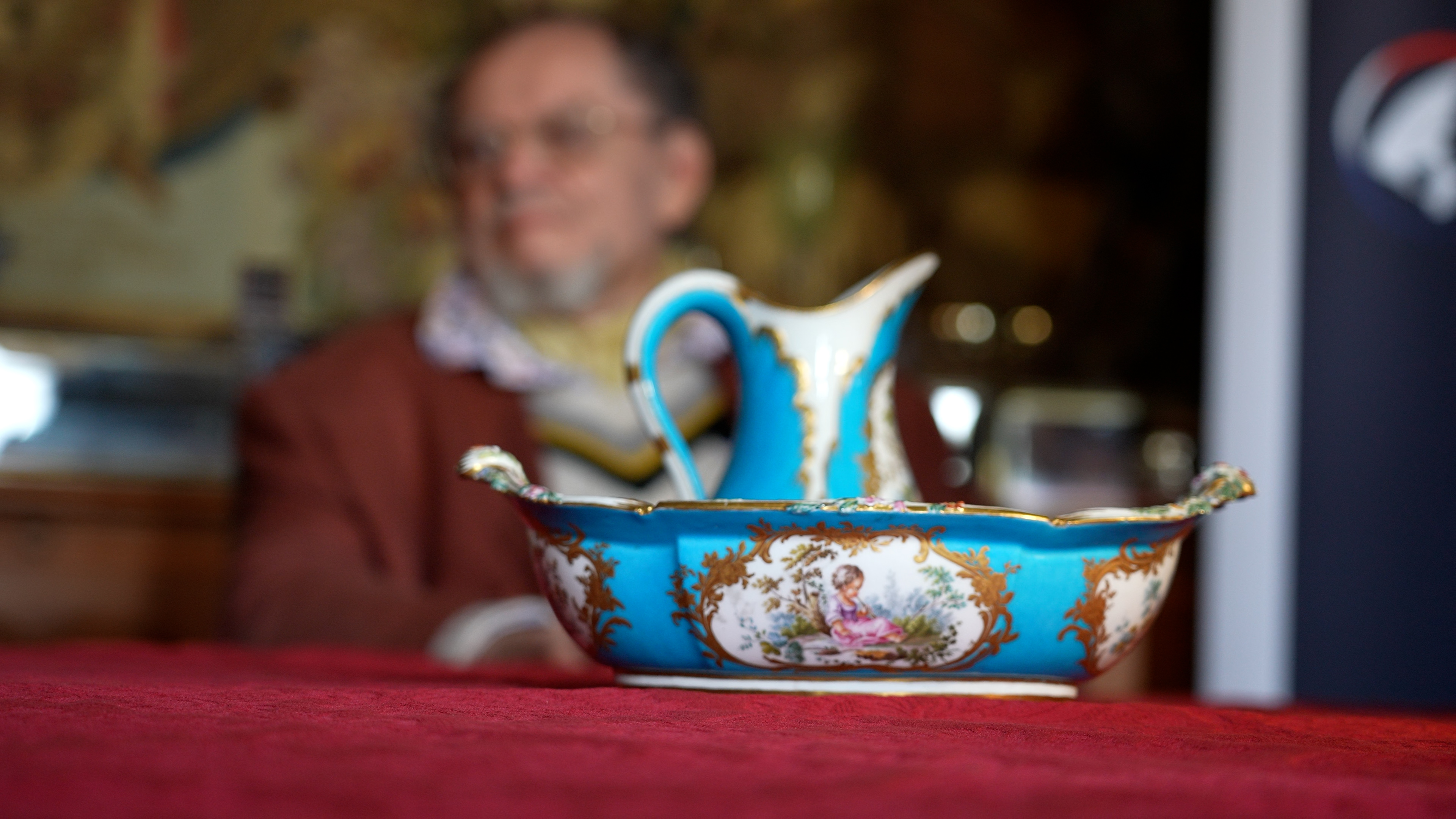 Le compte de La Panouse avec ses porcelaines volées, il y a 37 ans au château de Thoiry