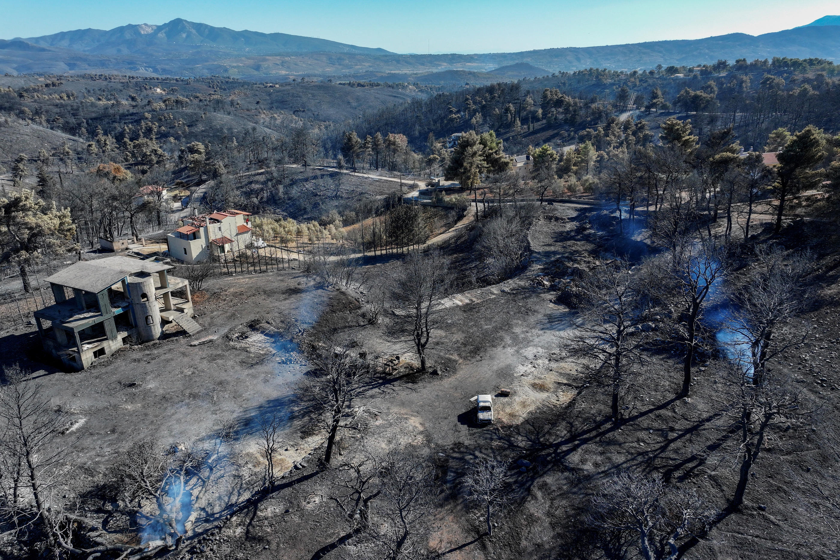 Une dizaine de maisons de Varnavas, bourg perché à 500 m d’altitude ont entièrement brûlé, tout comme la végétation des environs. Reuters/Fedja Grulovic