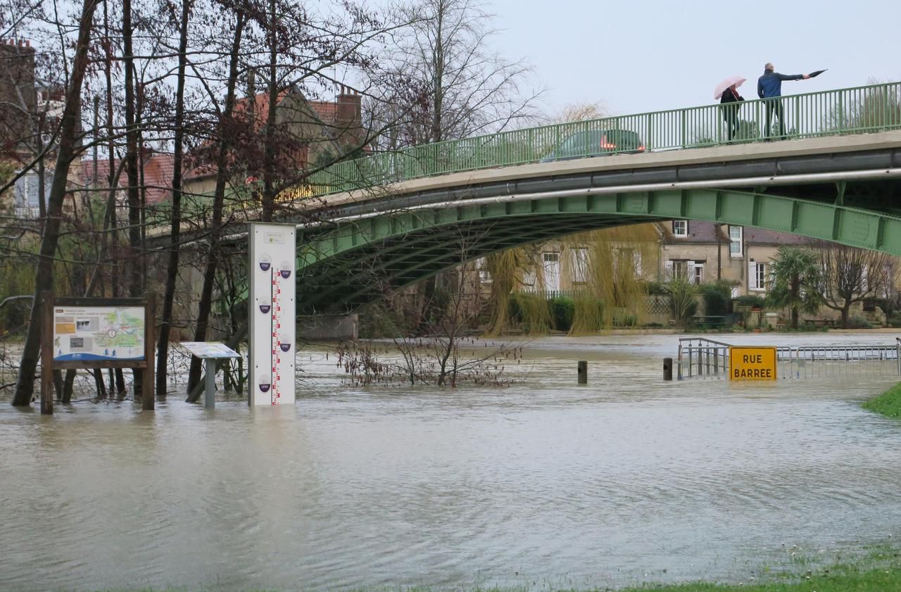 <b></b> Choisy-au-Bac, lundi. Selon le maire et des riverains, il y a près de dix ans qu’une telle crue n’a pas été observée ici.