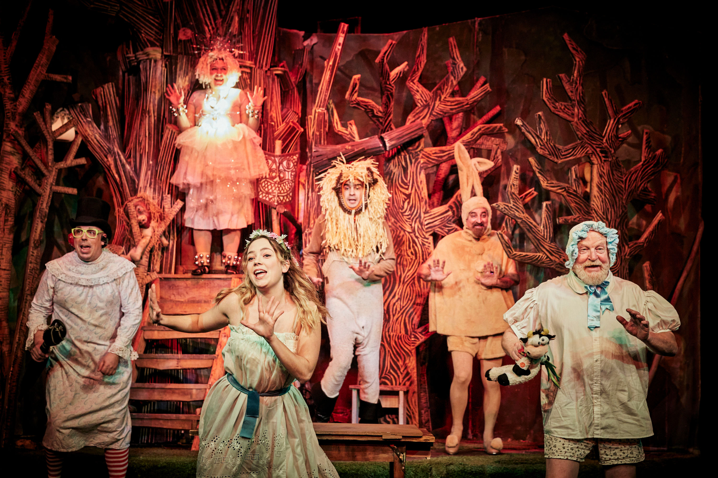 Dans «Sacré Pan» au théâtre des Variétés, une troupe paroissiale monte un «Peter Pan» en comédie musicale. Qu'est-ce qui pourrait mal se passer ? Christophe Raynaud de Lage
