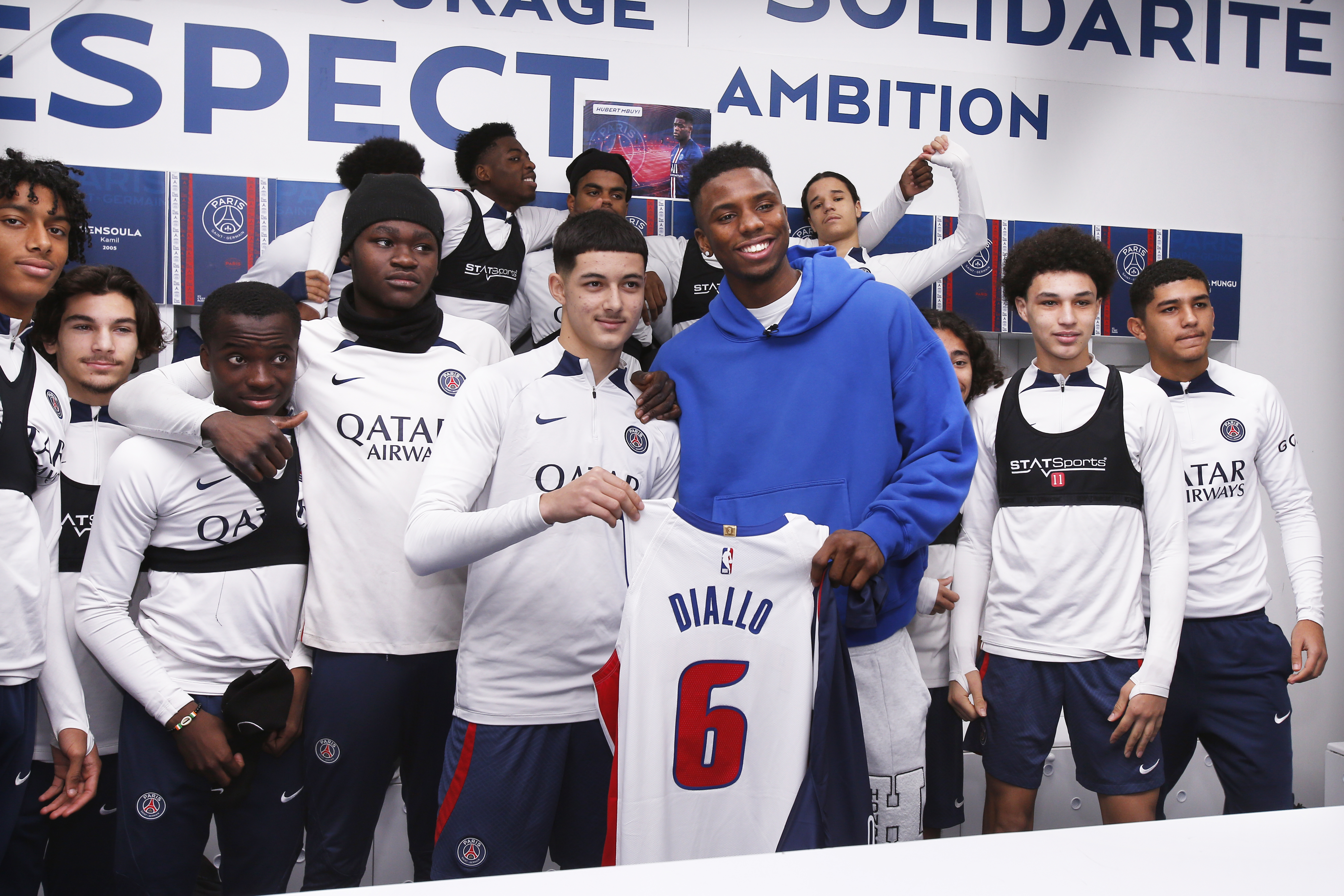Hamidou Diallo remet à Younes El Hannach, jeune défenseur du PSG, son maillot des Detroit Pistons. Photo PSG/TeamPics